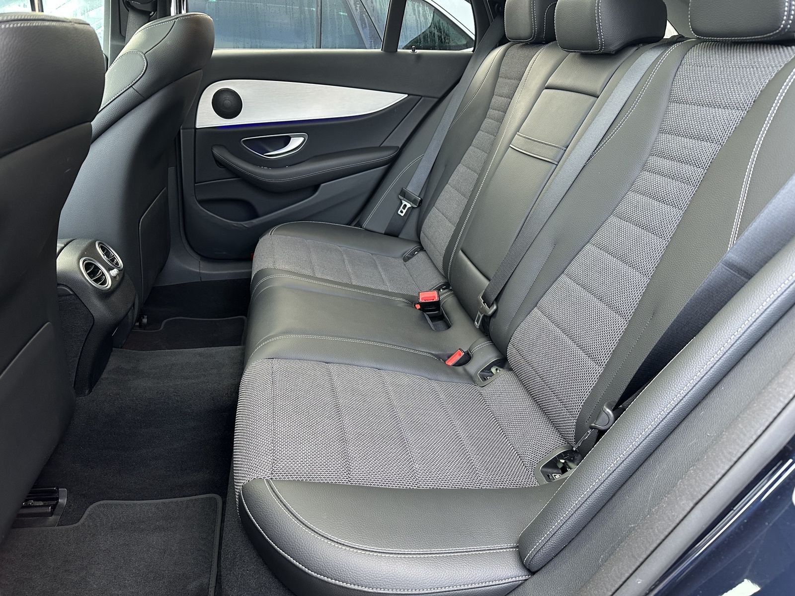 Fahrzeugabbildung Mercedes-Benz E 300de T Avantgarde NAV+LED+PANORAMA+HUD+AHK