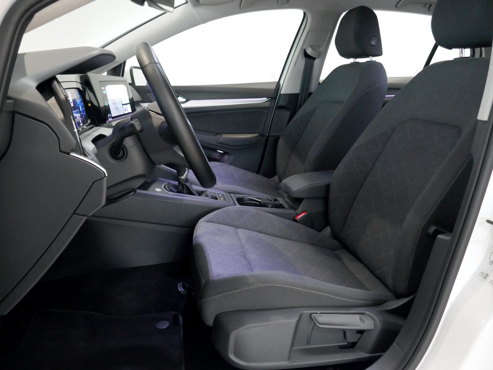 Fahrzeugabbildung Volkswagen Golf VIII Life 2.0 TDI | LED PDC ACC Navi