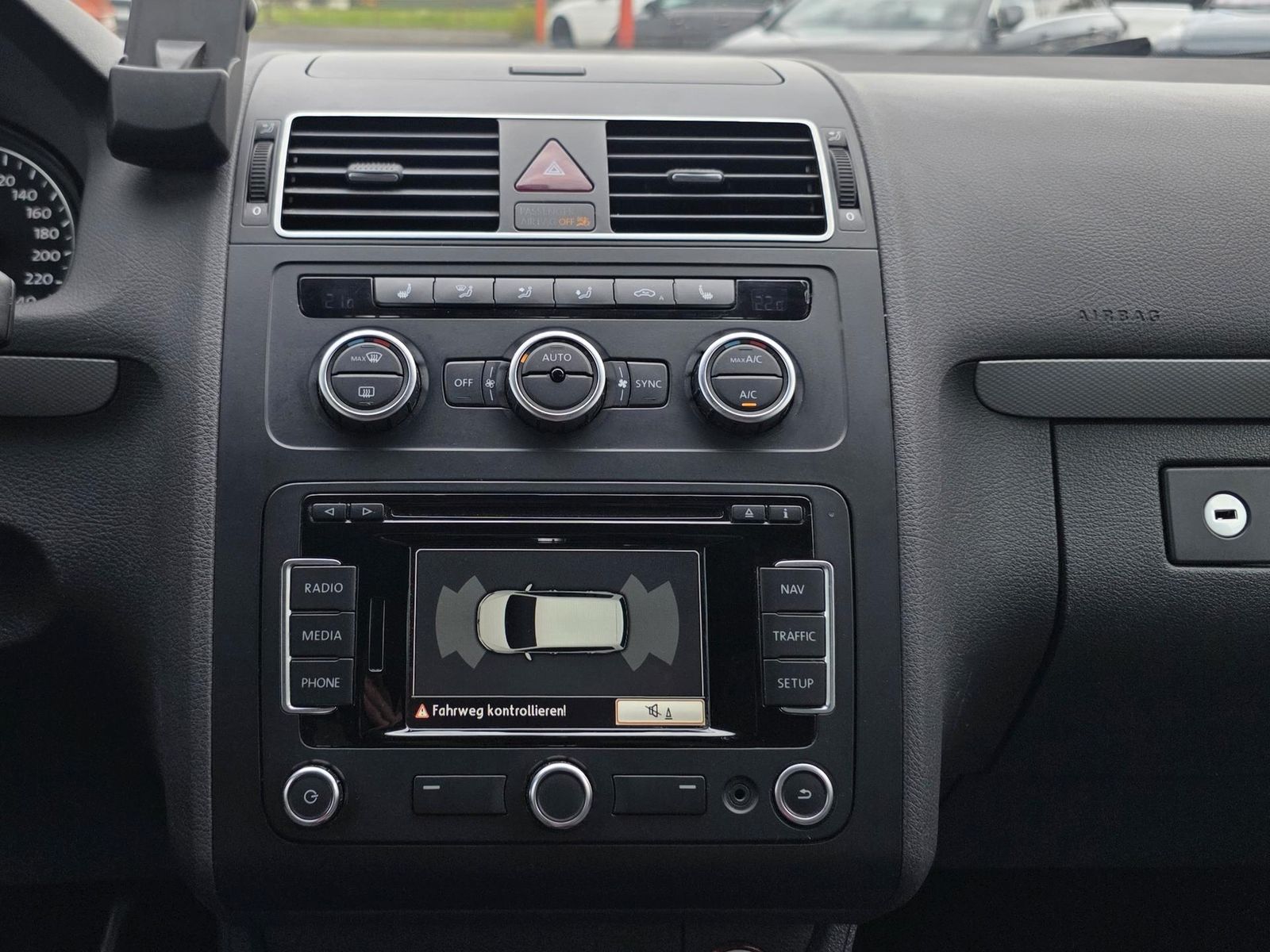 Fahrzeugabbildung Volkswagen Touran 1.6 TDI Life /Navi/Klimaauto/Park-As/Shz
