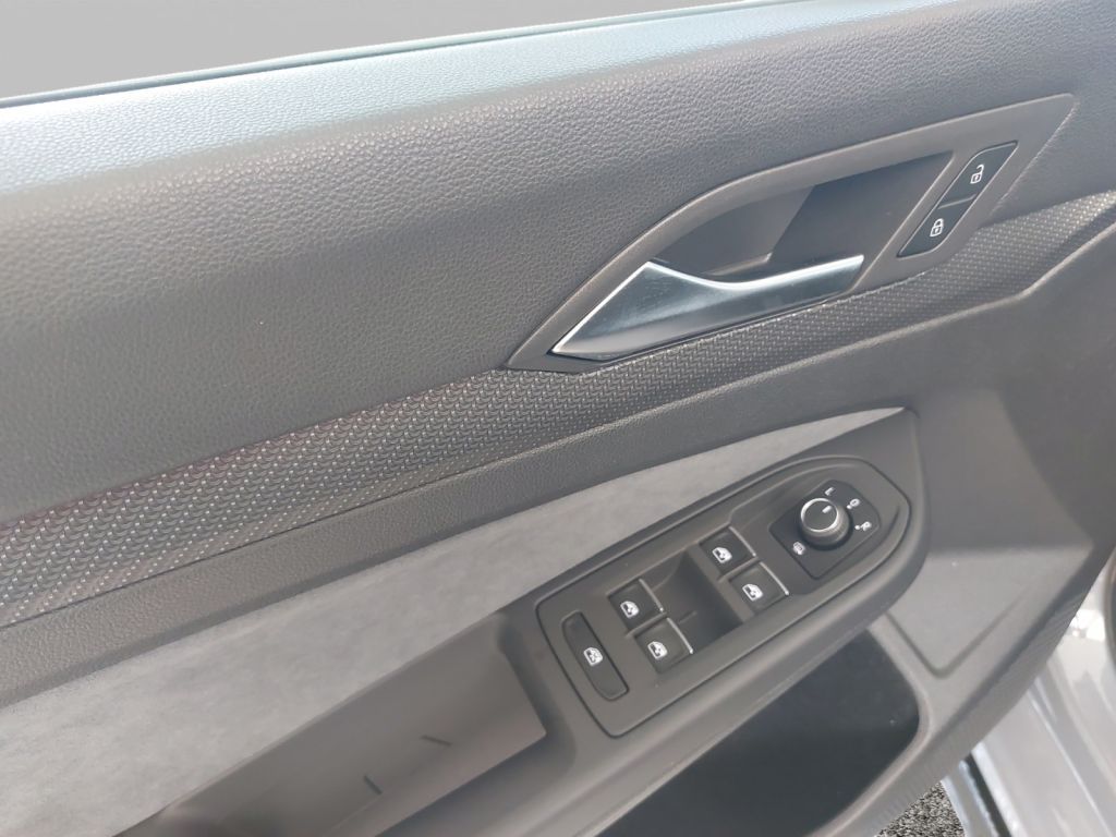 Fahrzeugabbildung Volkswagen Golf Variant 1.5 eTSI DSG R-Line LED-Matrix