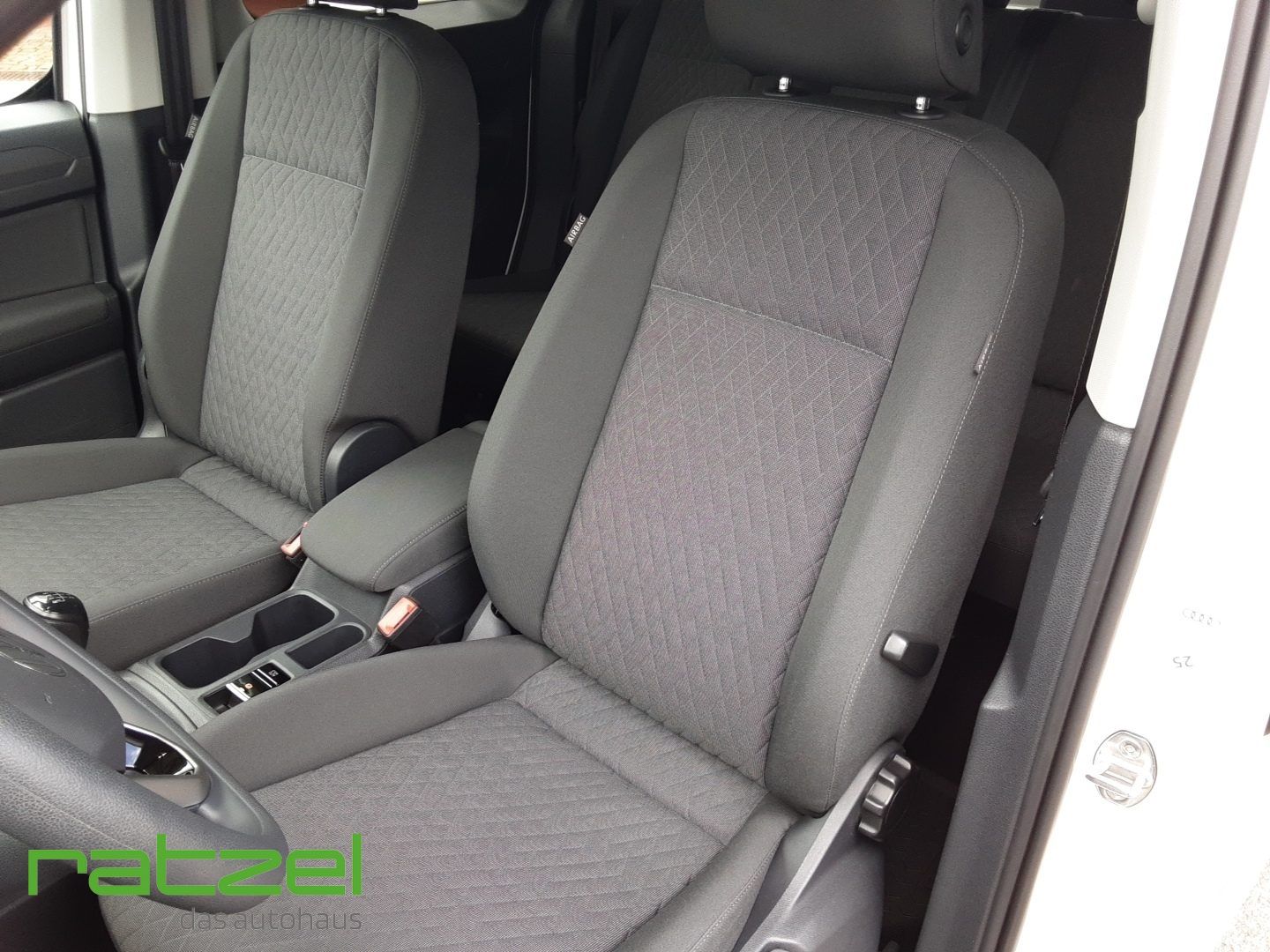 Fahrzeugabbildung Volkswagen Caddy Life 1.5 TSI LMF Dachreling Sitzhzg. Navi