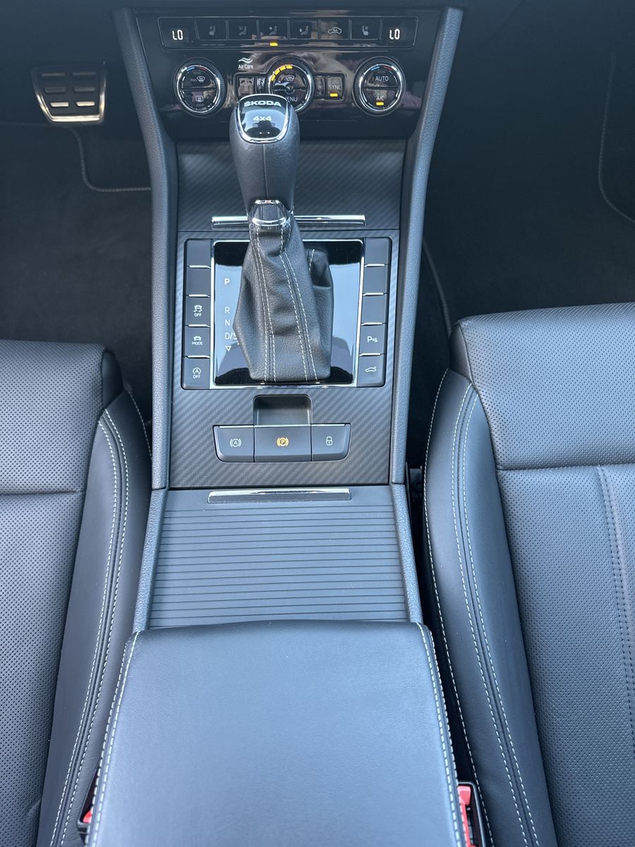 Fahrzeugabbildung SKODA Superb Sportline 4x4 NAV+LED+PANO+AHK+MEMORY+ACC