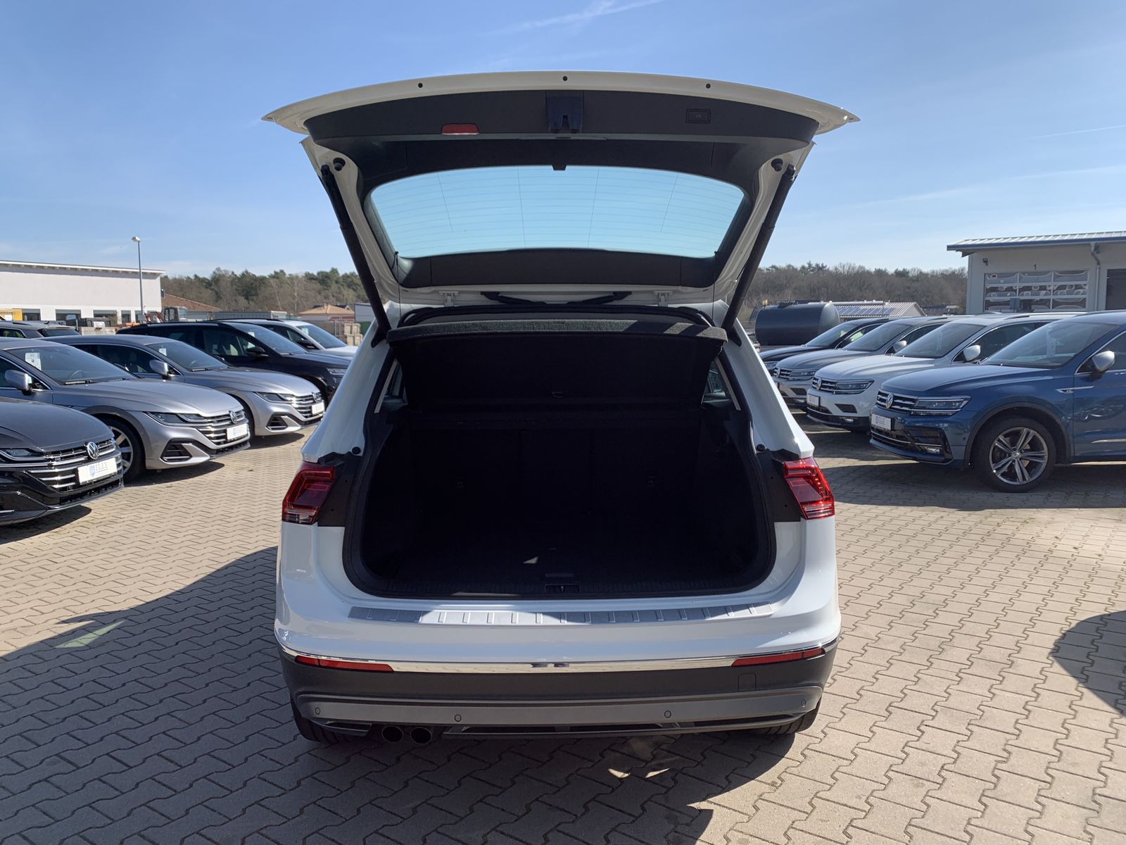 Fahrzeugabbildung Volkswagen Tiguan 2.0 TSI*Highline*4Motion*Leder*AHK*LED*