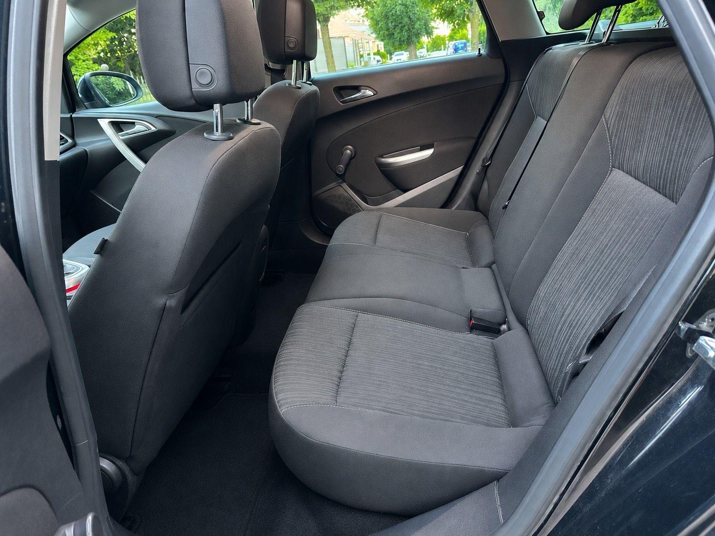 Opel Astra 2011 — photo 10