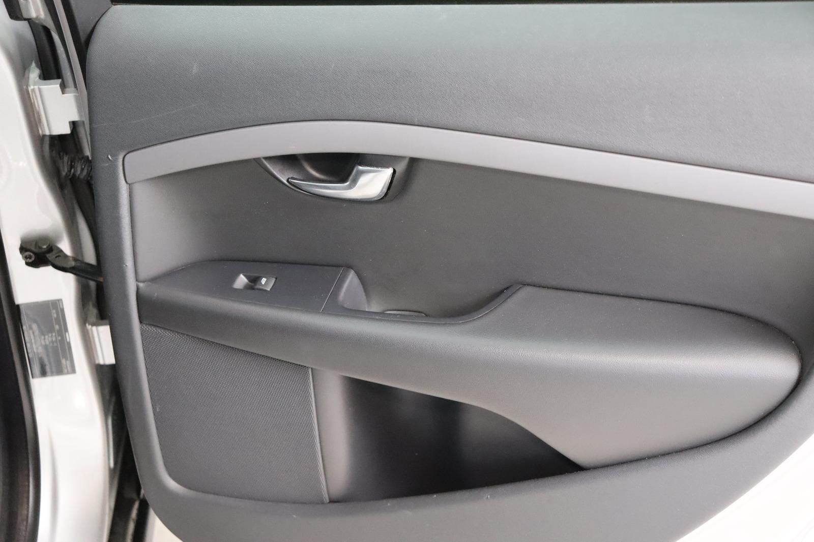 Volvo V70 2010 — photo 15