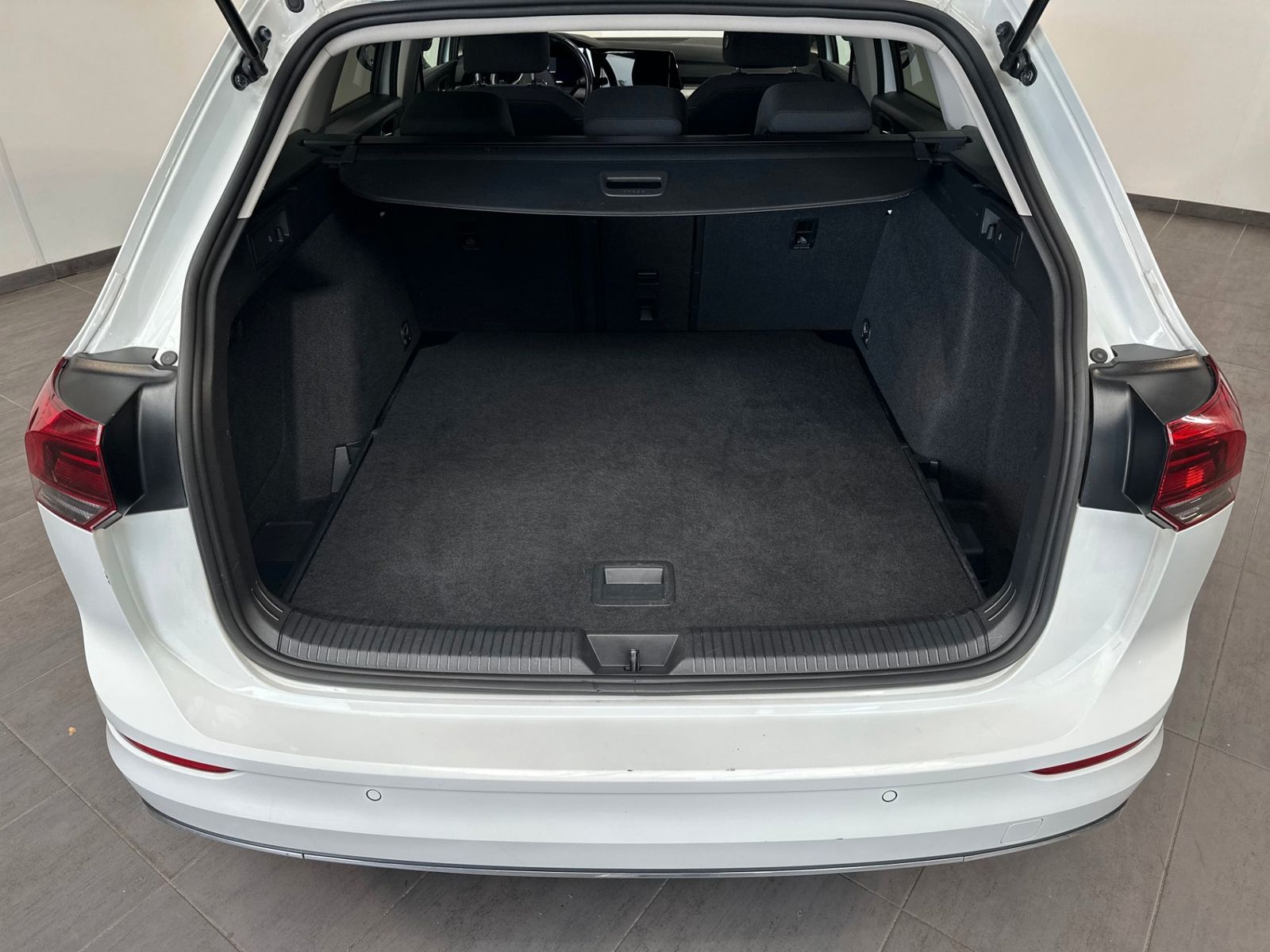 Fahrzeugabbildung Volkswagen Golf Variant 1.5 eTSI DSG MOVE NAV+LED+ACC