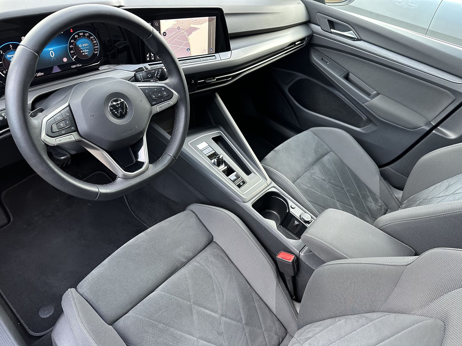 Fahrzeugabbildung Volkswagen Golf Variant 2.0 TDI DSG Style NAV+LED+PANO+H&K