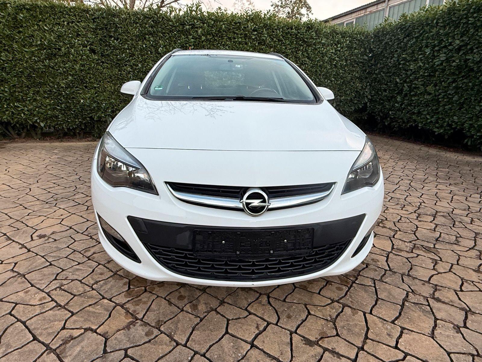 Opel Astra 2015 — вигляд ззаду