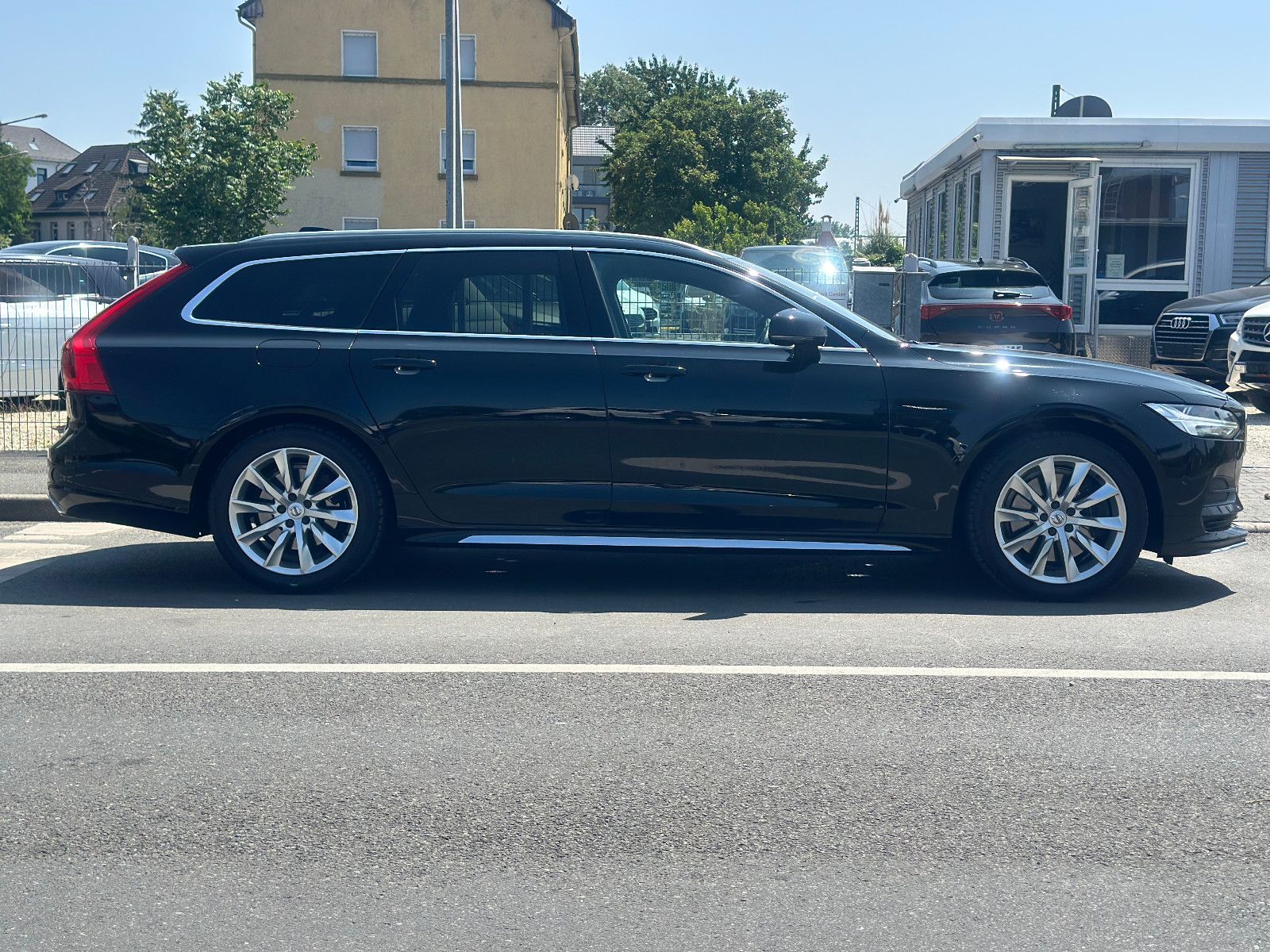Fahrzeugabbildung Volvo V90 T5 MOMENTUM GEARTRONIC*LEDER-BEIGE-BRAUN*