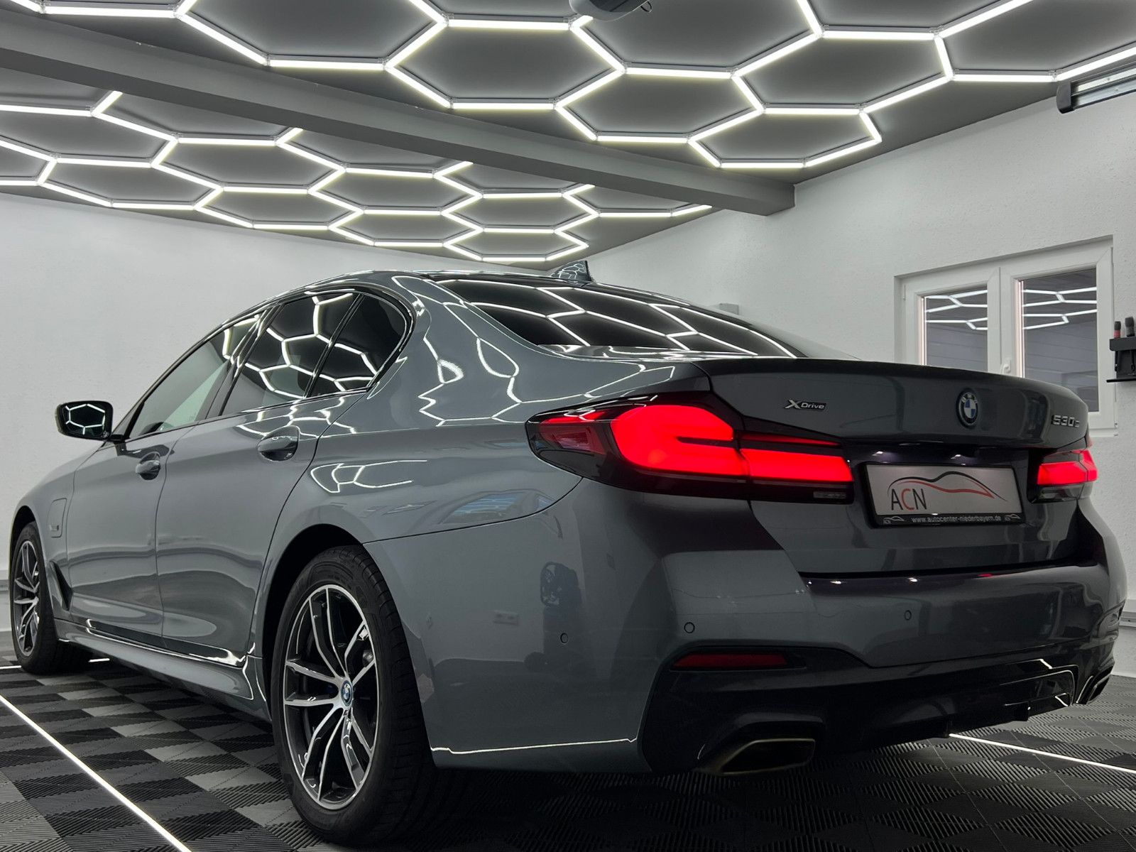 Fahrzeugabbildung BMW 530 e xDrive M SPORT/LASER/HuD/H&K/ACC/AMBI+