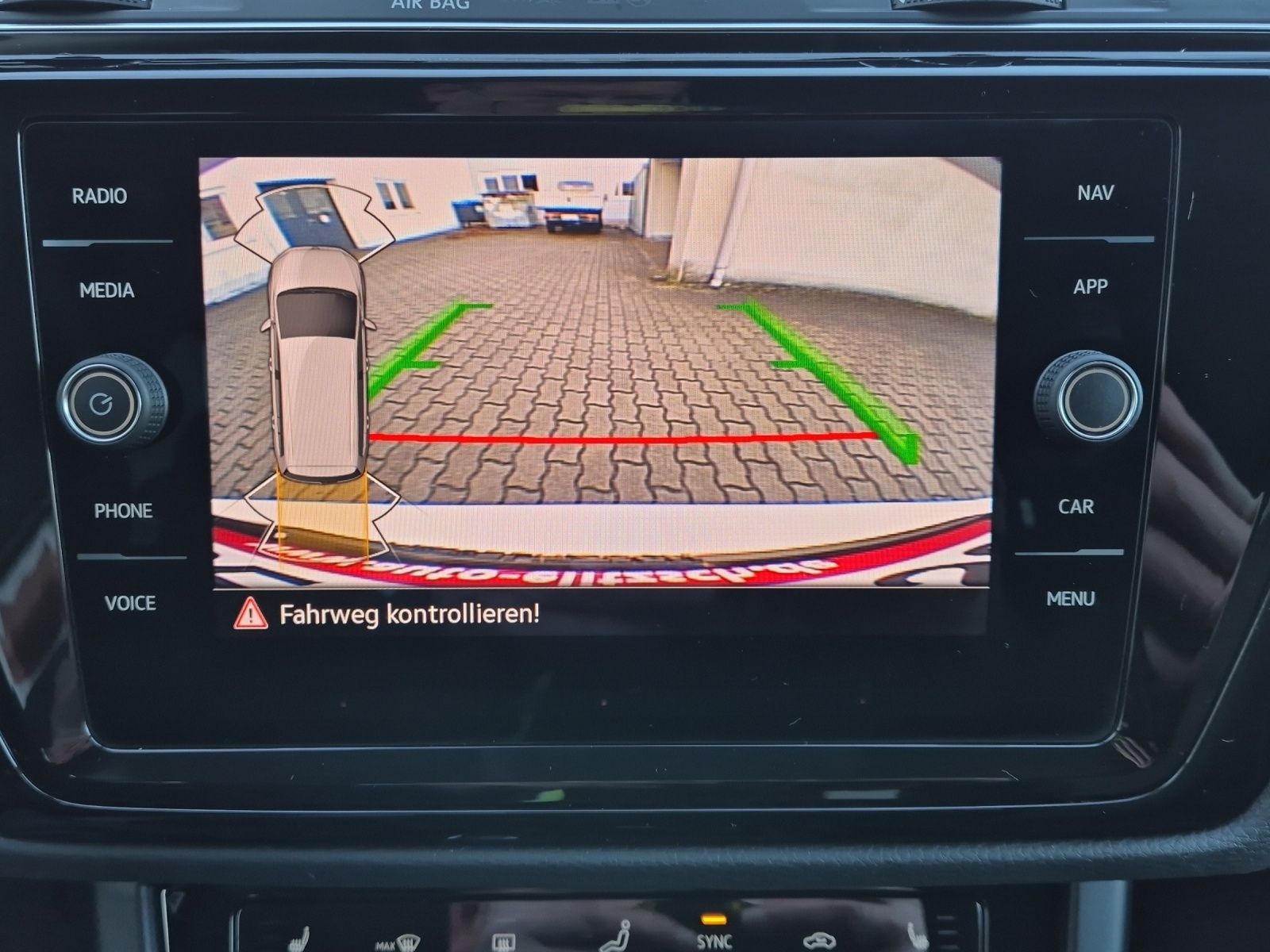 Fahrzeugabbildung Volkswagen Touran TSI Comfortline DSG R-Line LED Navi AID A