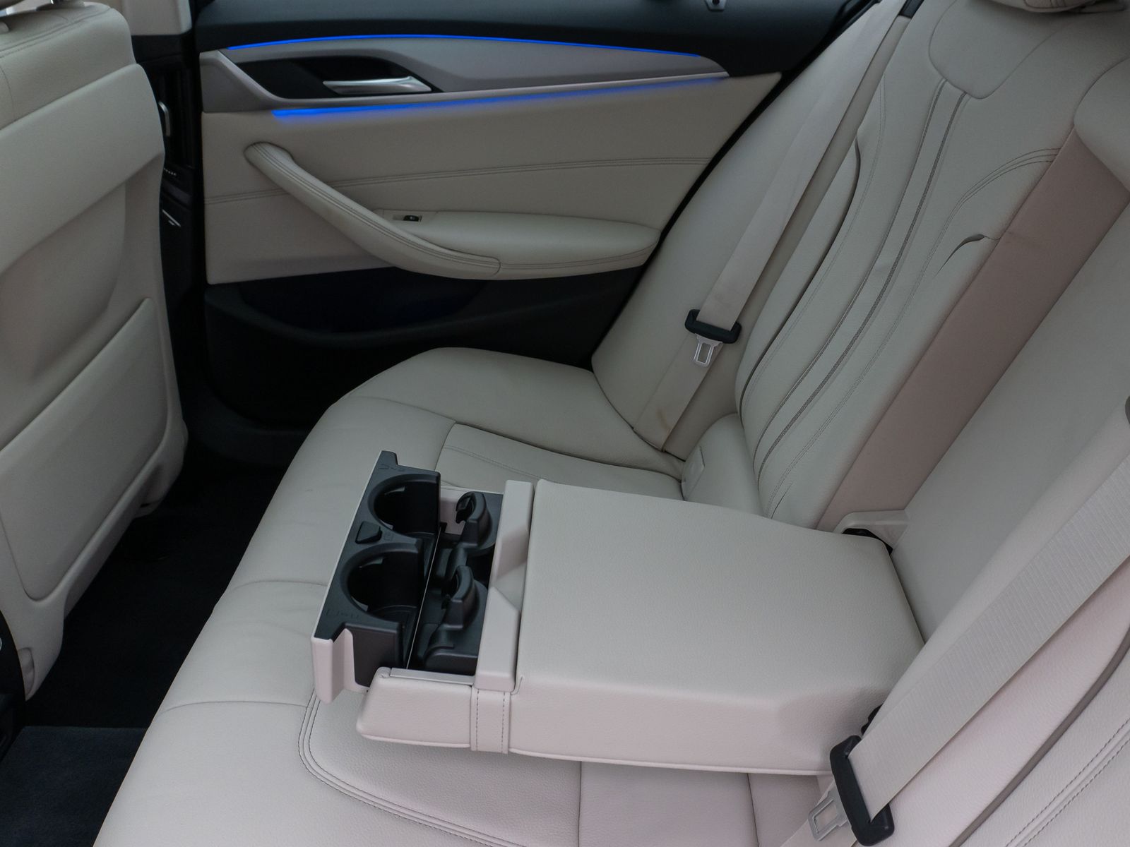 Fahrzeugabbildung BMW 530d  Panorama Kamera Laser HUD DAB HiFi Komfort