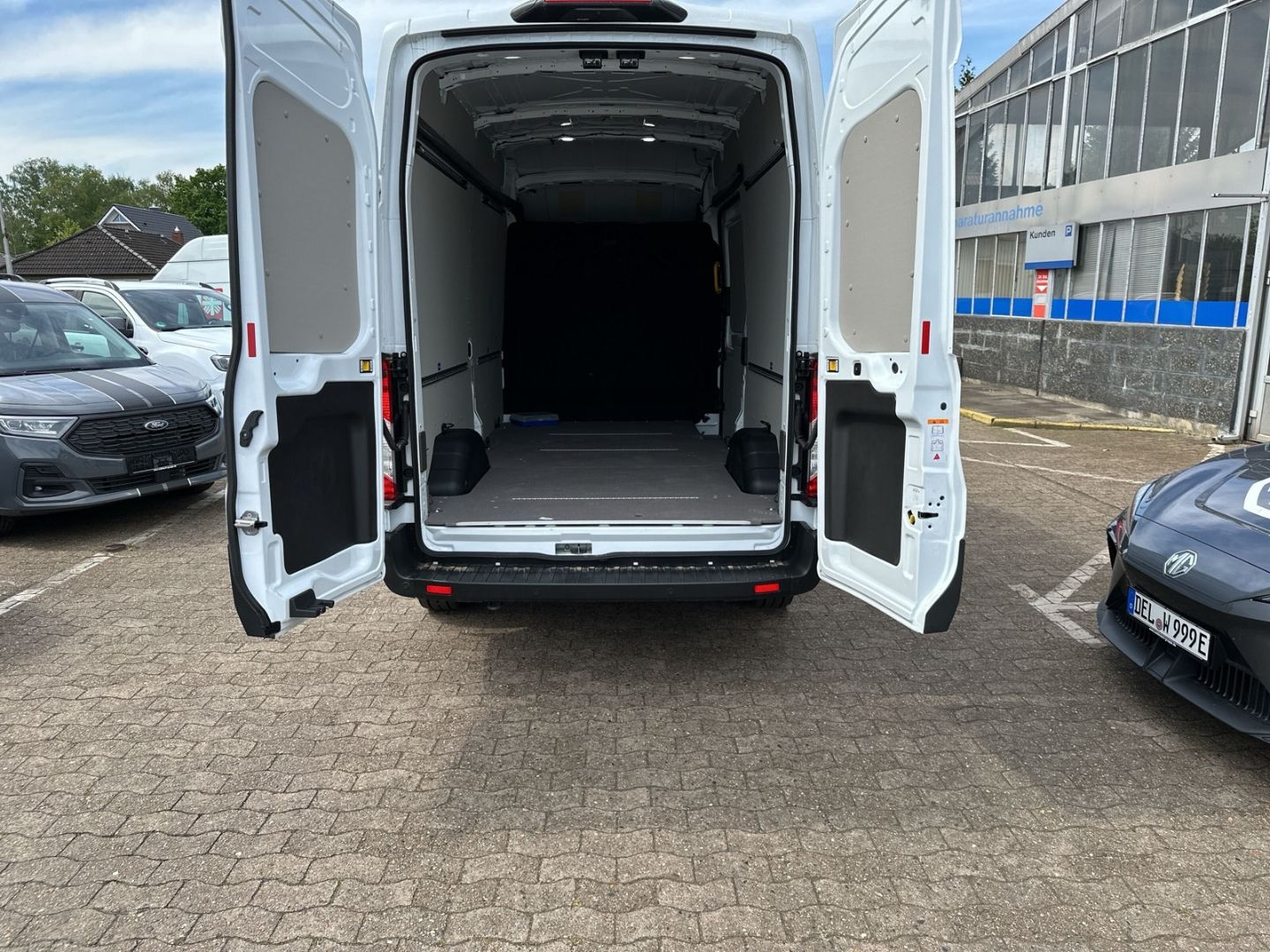 Fahrzeugabbildung Ford Transit Kasten E 350 L3 Trend Elektromotor Navi