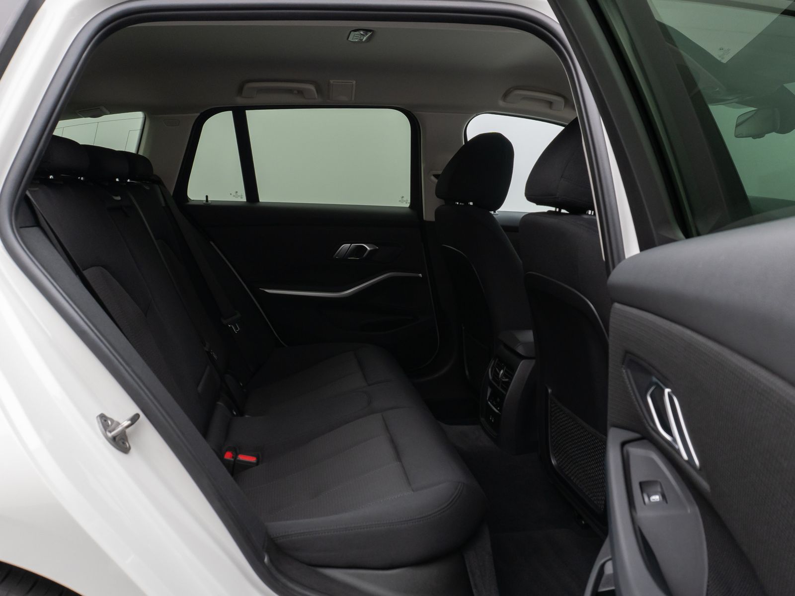 Fahrzeugabbildung BMW 330e DAB CockPitPr Lenkrhz PDC Stop&Go Alarm AHK