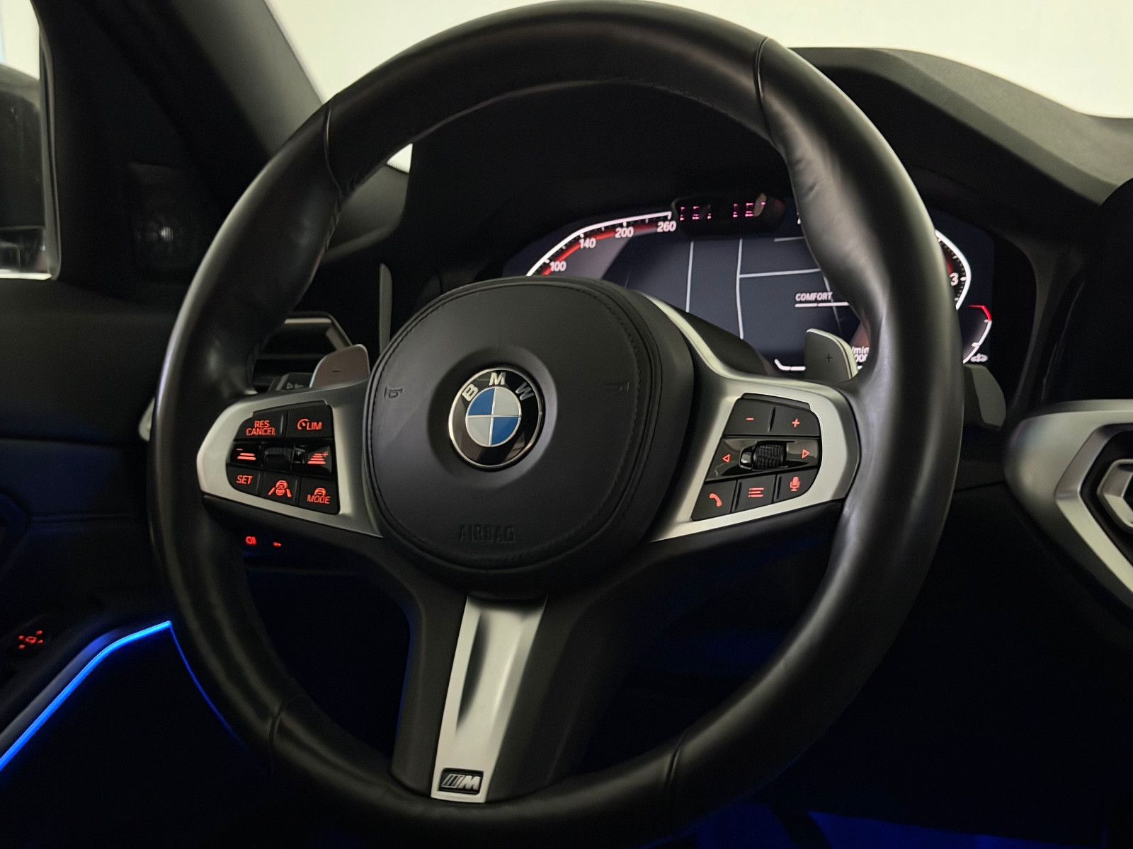 Fahrzeugabbildung BMW 330 i xDrive M SPORT/LASER/H&K/PANO/MEMORY/DE FZ