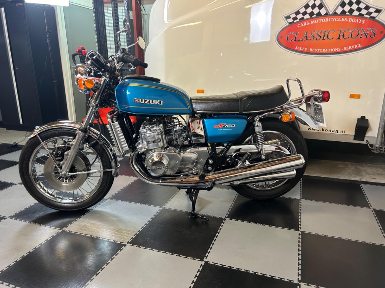 Suzuki 76' GT750A RESTORED TOP NOTCH!