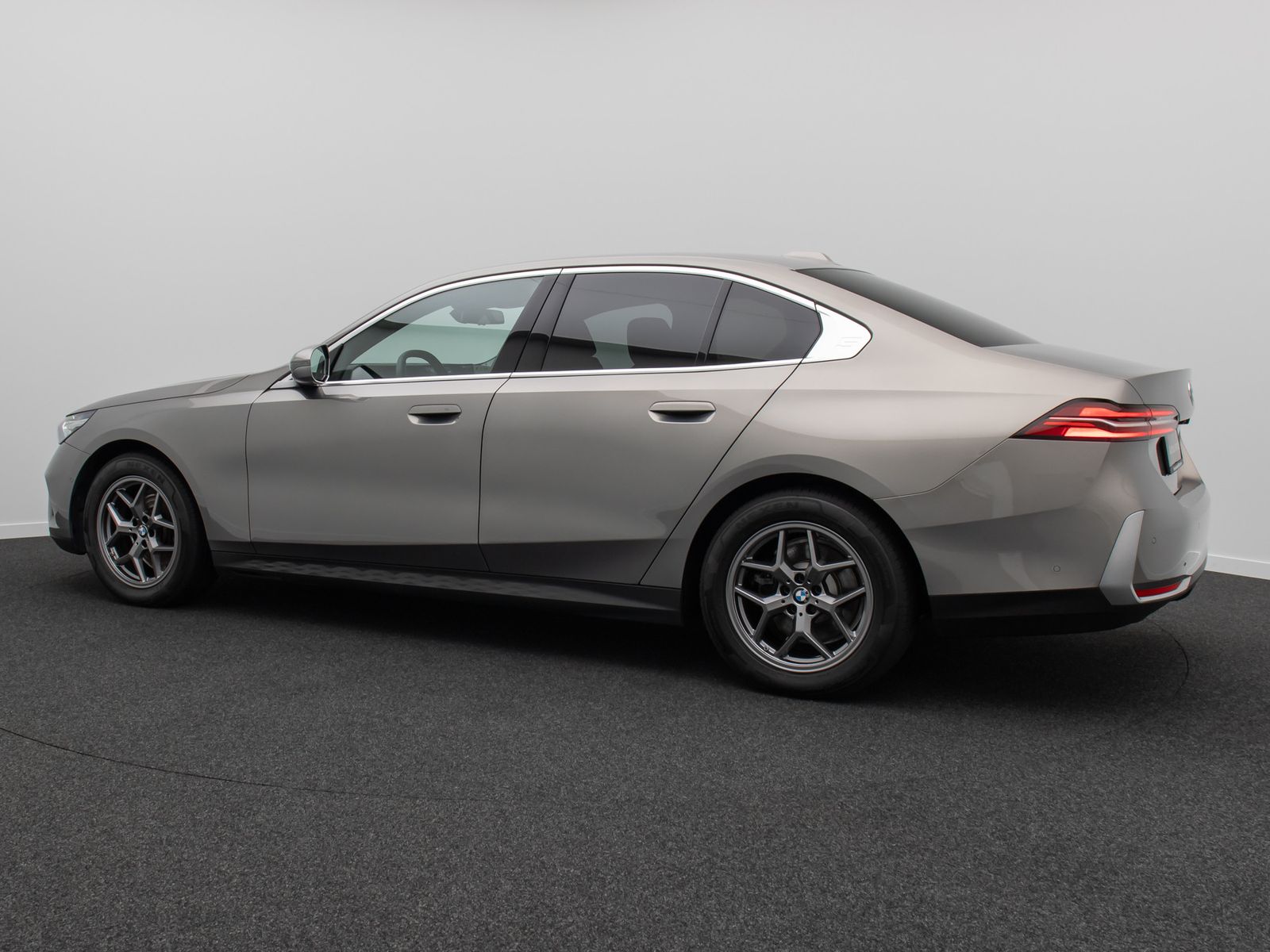 Fahrzeugabbildung BMW 520d Kamera DAB Leder DrivAss Alarm Sport 18Zoll