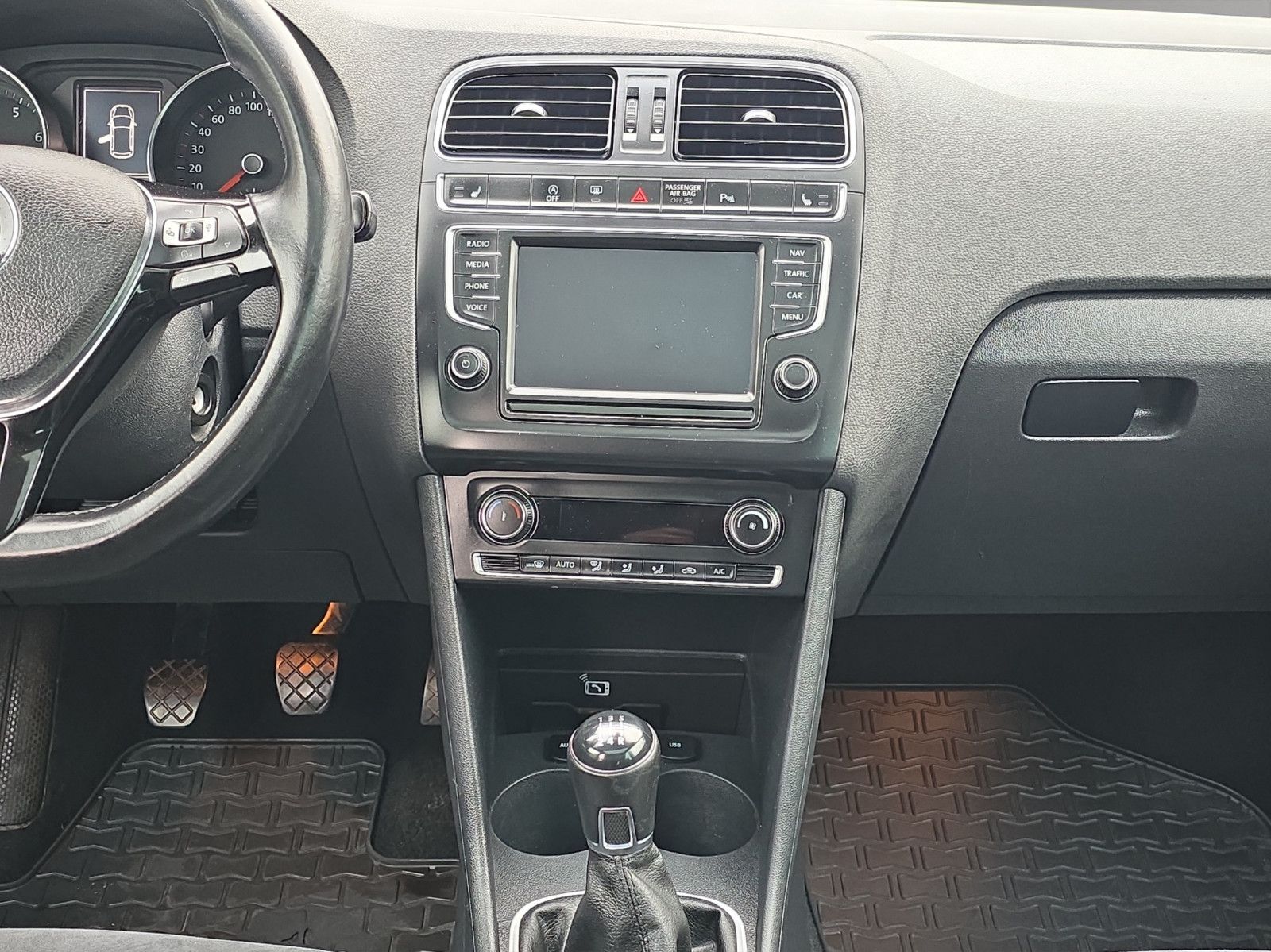 Fahrzeugabbildung Volkswagen Polo V Comfortline NAVI/ RÜCKFAHRKAMERA/ SHZ