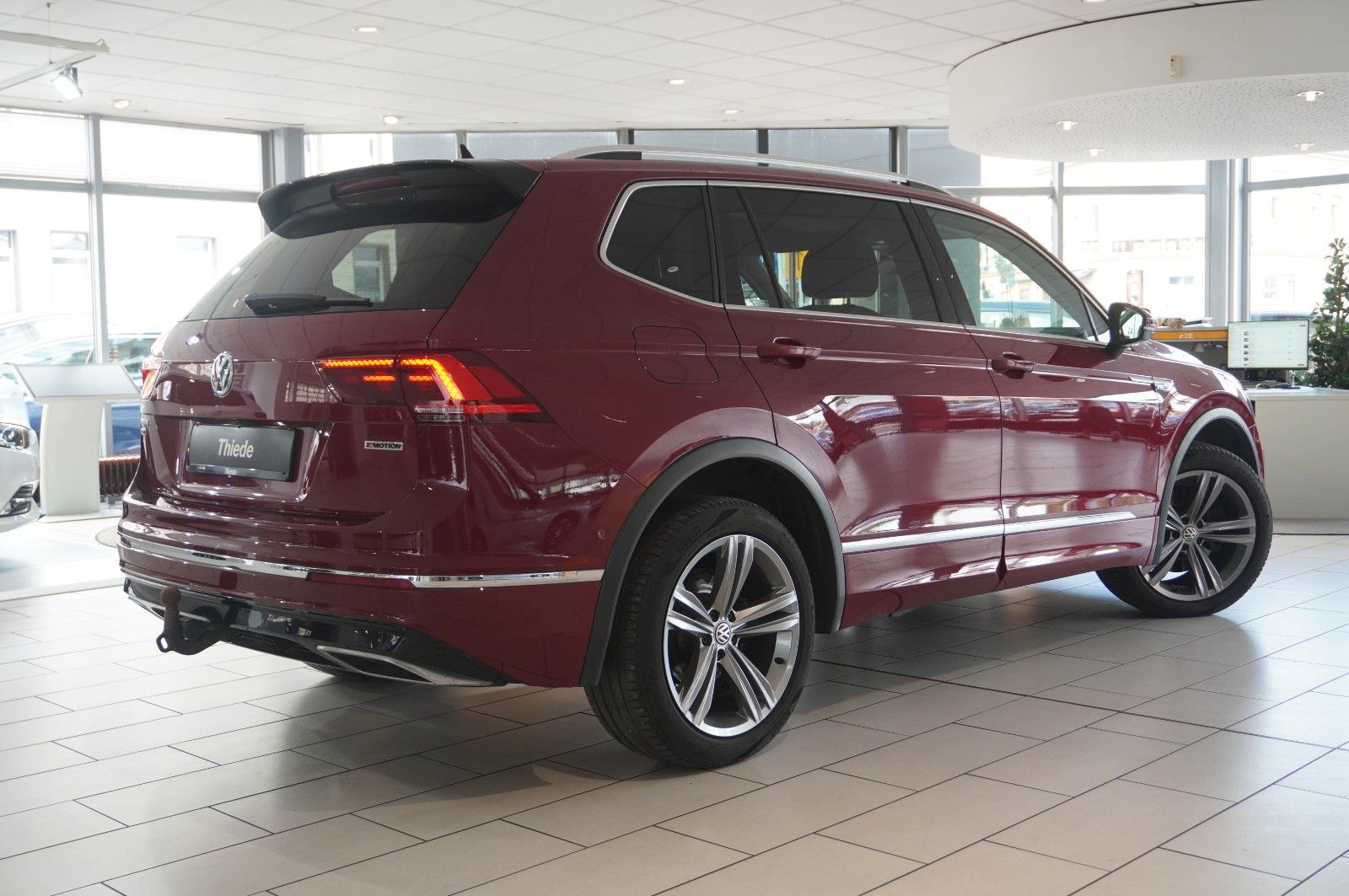 Fahrzeugabbildung Volkswagen Tiguan Allspace 2.0D 4M R-LINE 7-SITZER NAVI/AHK