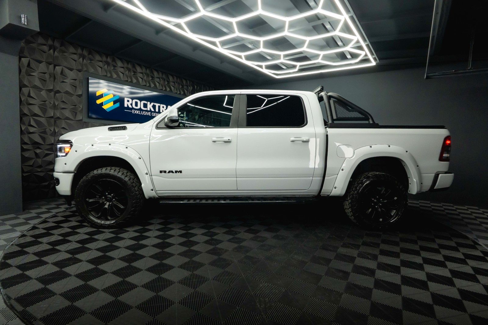 Fahrzeugabbildung Dodge RAM 5.7 V8 HEMI 4x4 OFFROAD Night-Paket *LED*