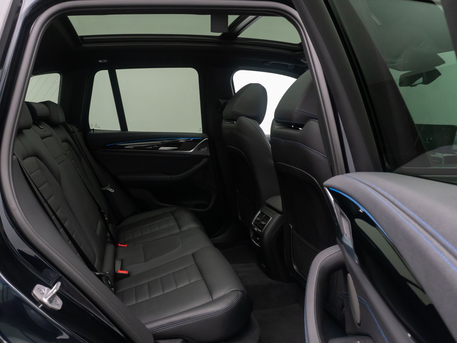 Fahrzeugabbildung BMW iX3 IMPRESSIVE H/K 360&deg;Panorma HUD DAB Sport 20"