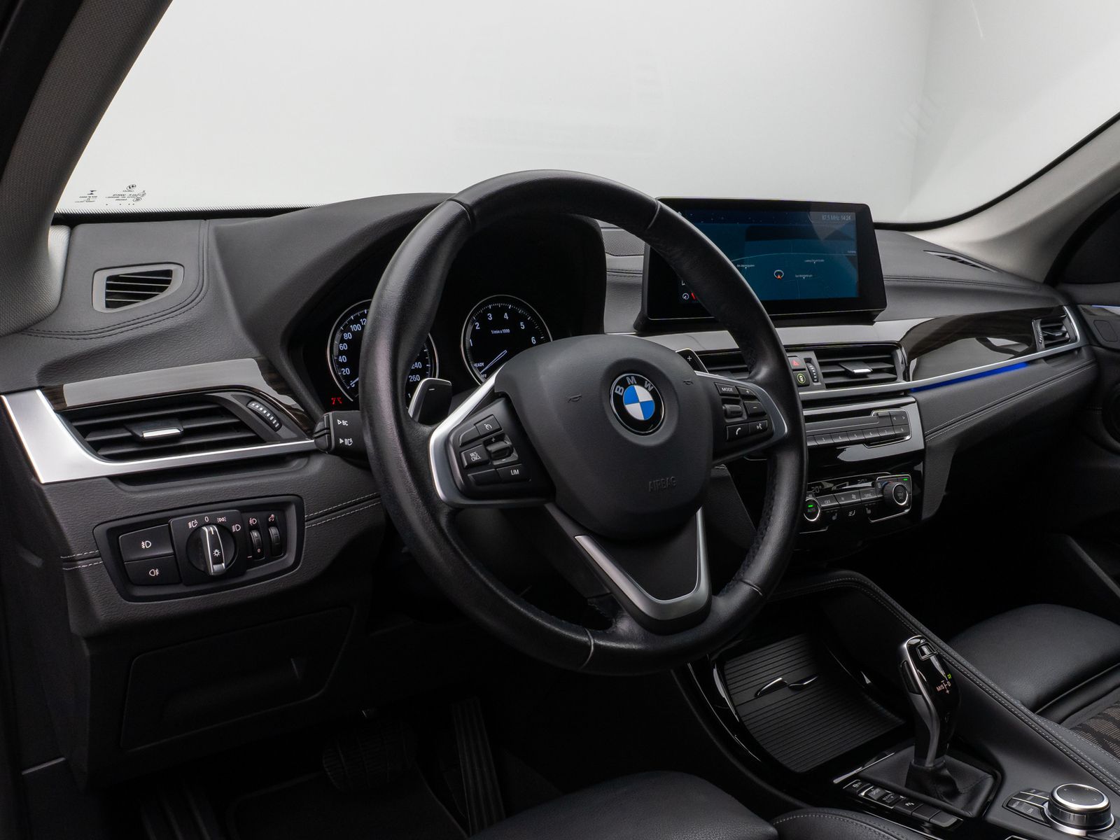 Fahrzeugabbildung BMW X1 sD20i xLine Kamera HUD DAB HiFi AHK Sport 18"