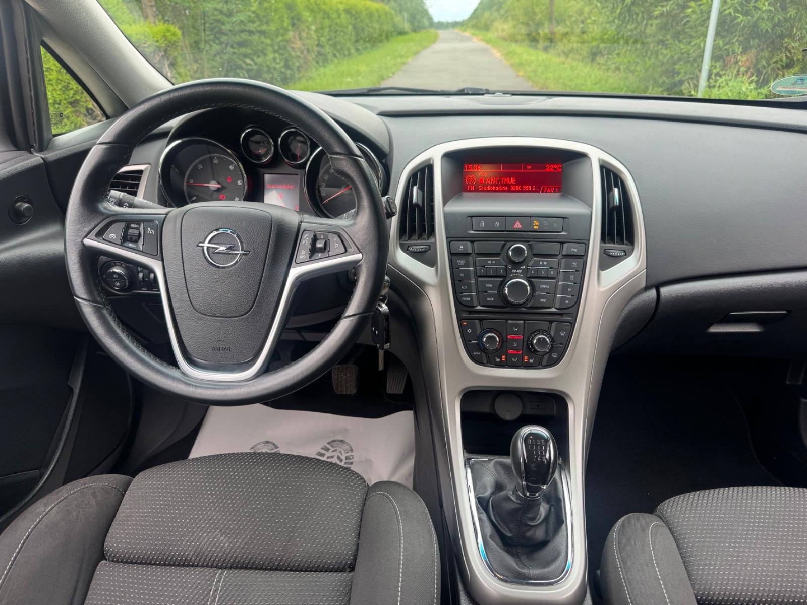 Opel Astra 2011 — photo 13