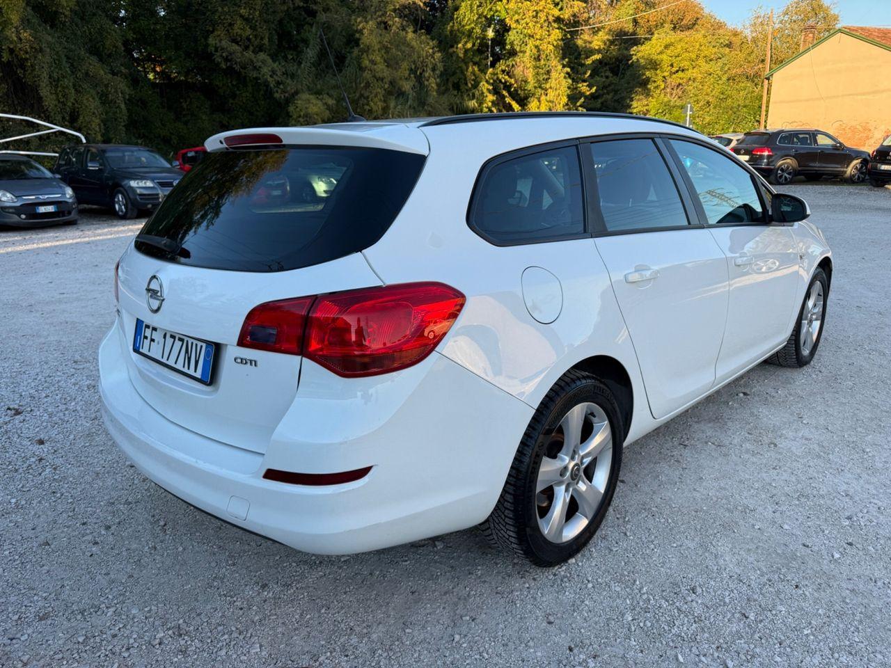 Opel Astra 2011 — interior