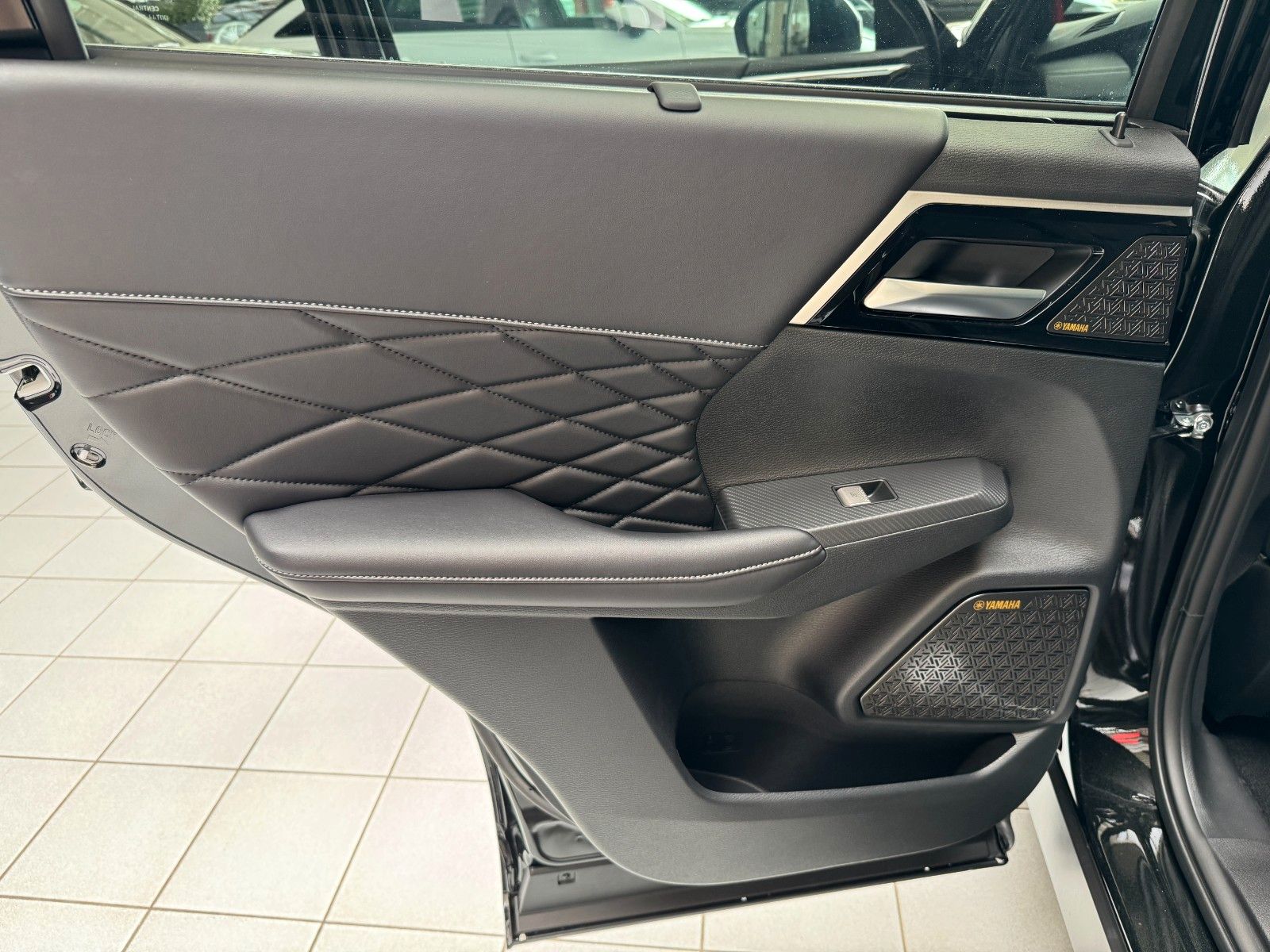 Fahrzeugabbildung Mitsubishi Outlander 2.4PLUG-IN HYBRID 4WD BLACK
