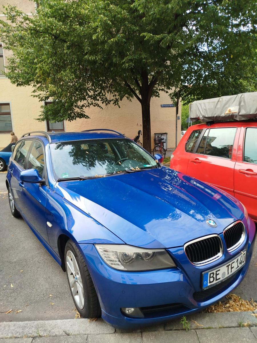 BMW 318 2009 — rear view