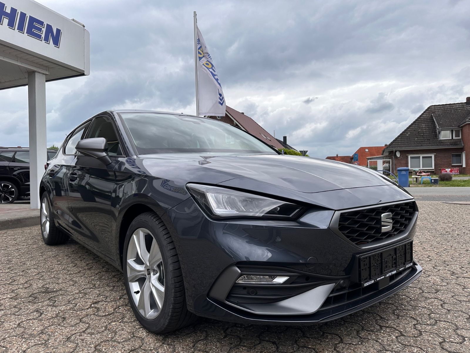 Fahrzeugabbildung SEAT Leon FR 1.5 eTSI LED/PDC/SHZG/RFK/APP