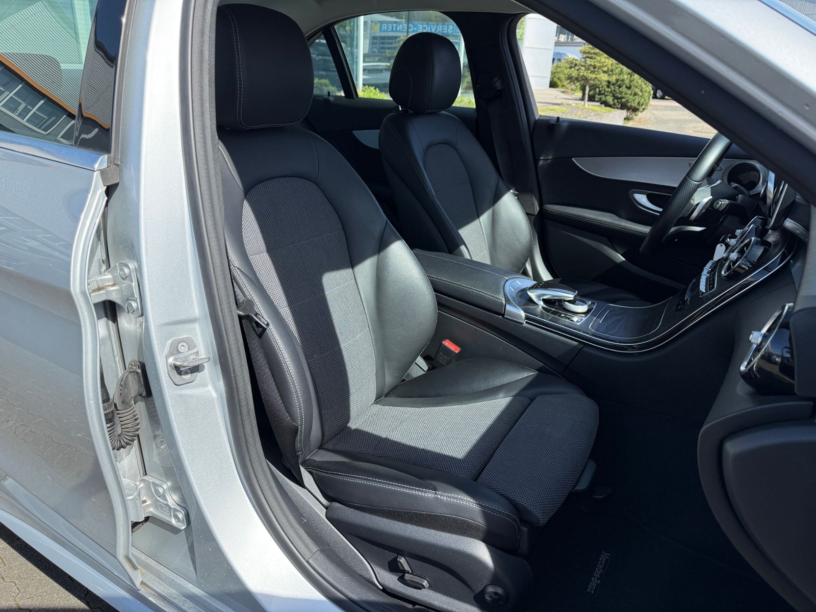 Fahrzeugabbildung Mercedes-Benz C 200 9G-TRONIC AMG Line DISTR. NAVI LED