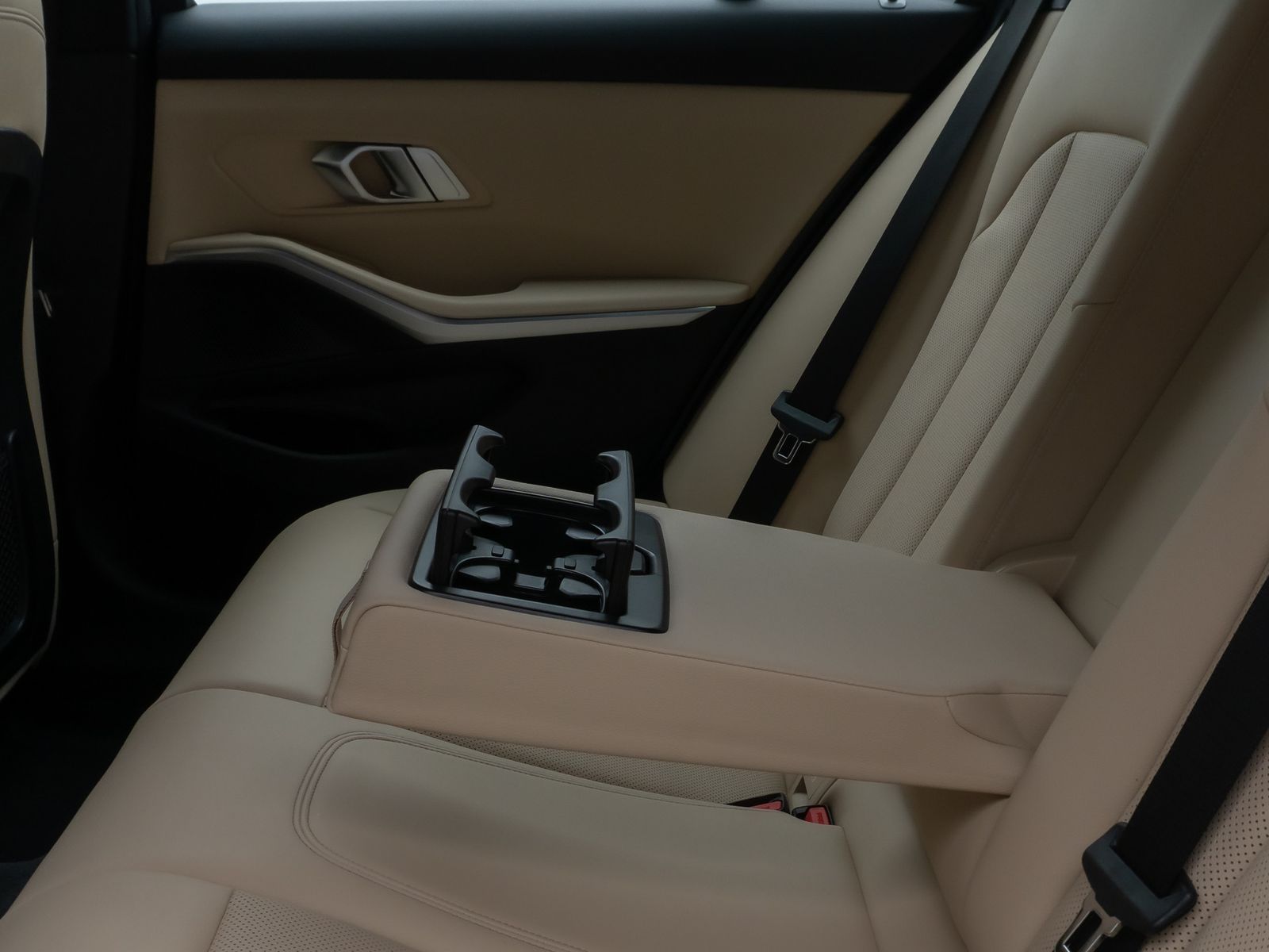 Fahrzeugabbildung BMW 320d M Sport Kamera DAB HUD Fernlichtassis Alarm