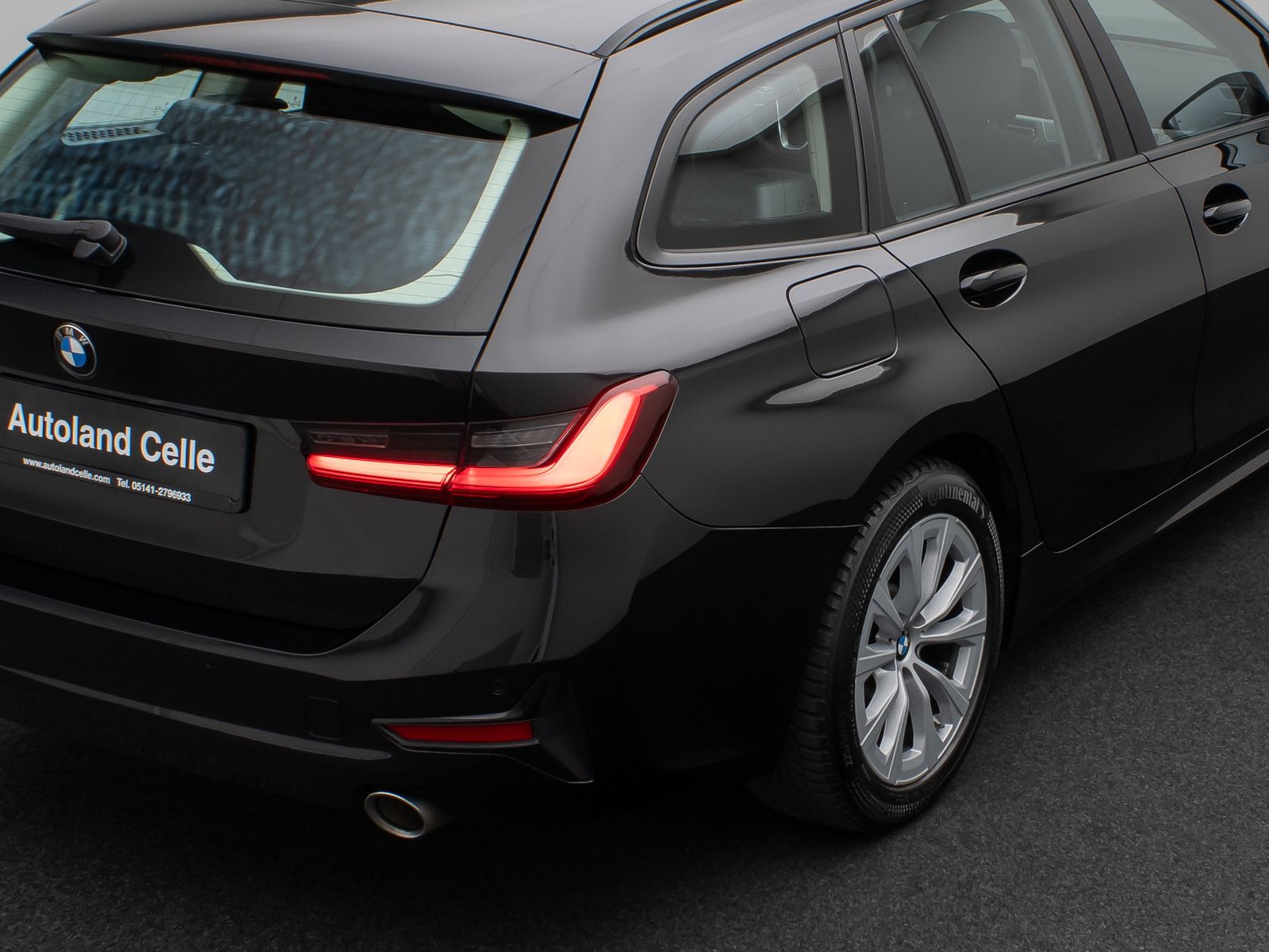 Fahrzeugabbildung BMW 330i HUD DAB CockPitPro DrivAssist PDC LED Alarm