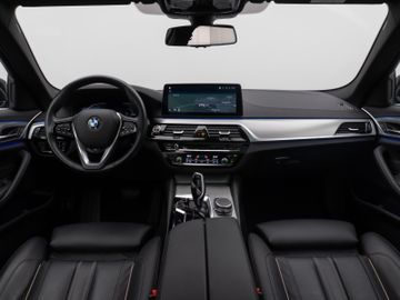 Fahrzeugabbildung BMW 530d Luxury Line Panorama Laser Kamera HUD HiFi
