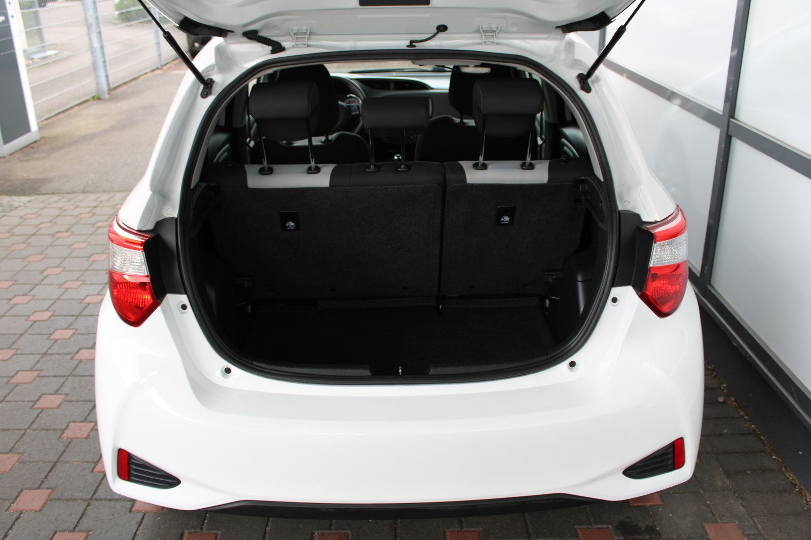 Fahrzeugabbildung Toyota Yaris Comfort 1,5 L 6-Gang *CarPlay*Kamera