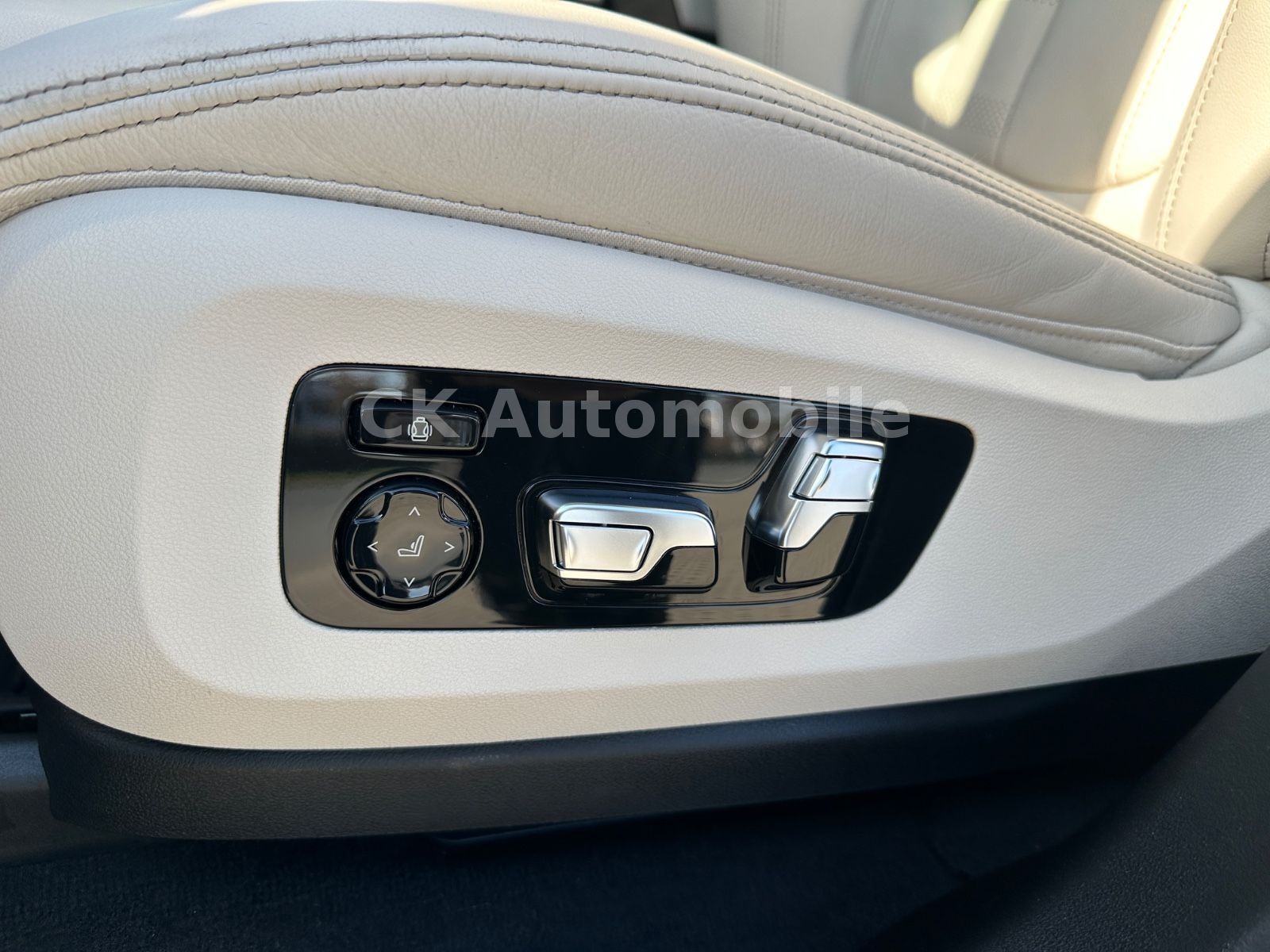 Fahrzeugabbildung BMW X5 xDrive 30d M-Sport/Navi/Head-Up/LED/22 Zoll