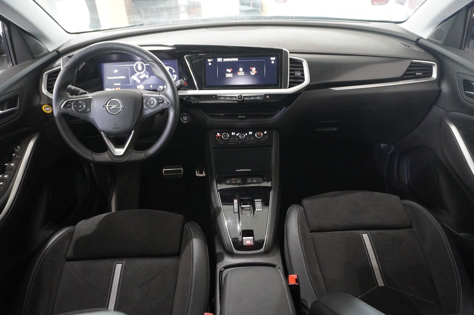 Fahrzeugabbildung Opel Grandland (X) 1.6T GSe HYBRID 4X4 NAVI/LED/SPORT