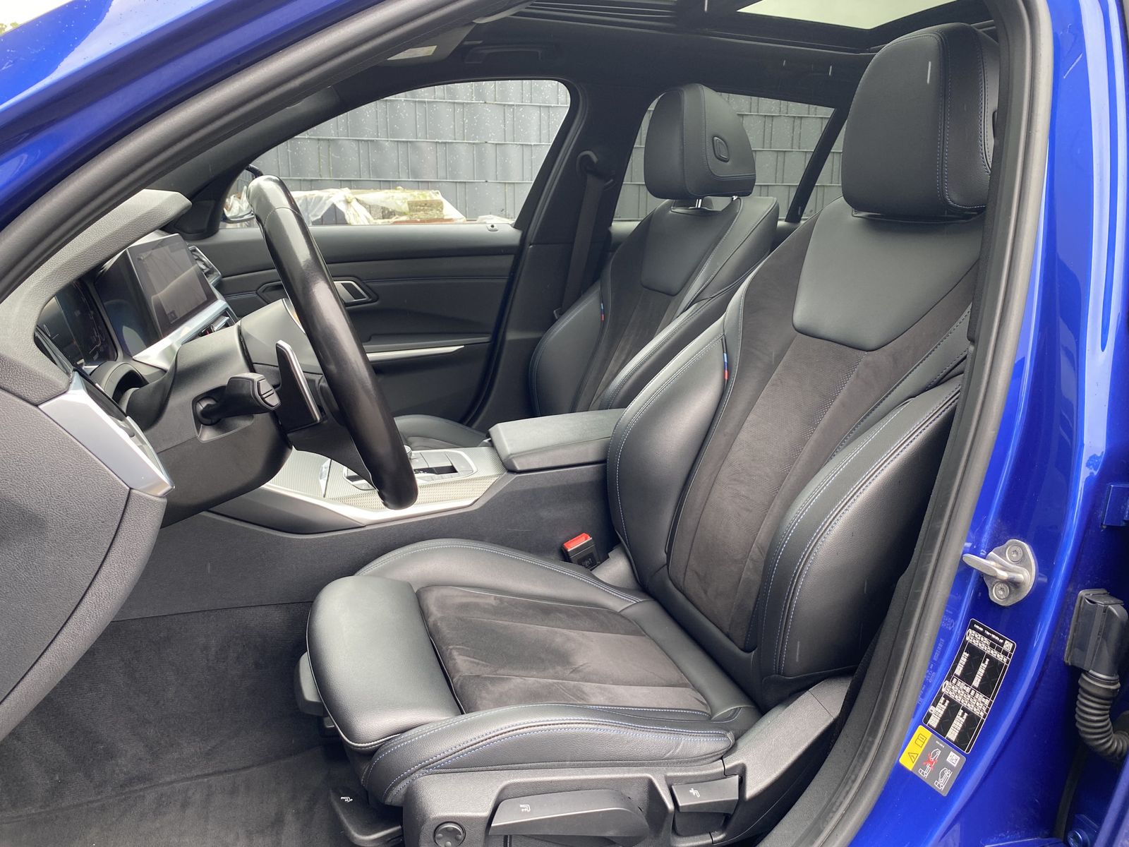 Fahrzeugabbildung BMW 330e Touring M-Sport NAV+LED+AHK+HEAD-UP+PANO+PP
