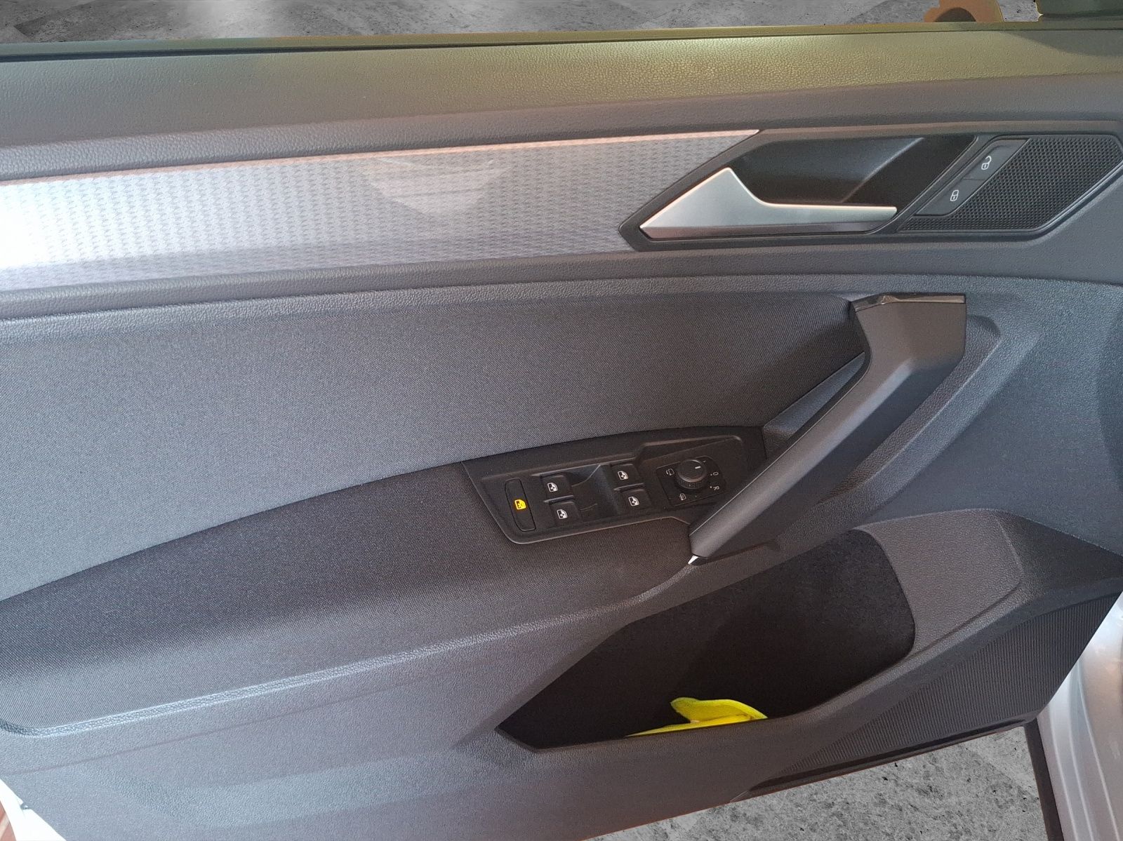 Fahrzeugabbildung Volkswagen Tiguan TSI Life LED Navi ACC PDC SHZ