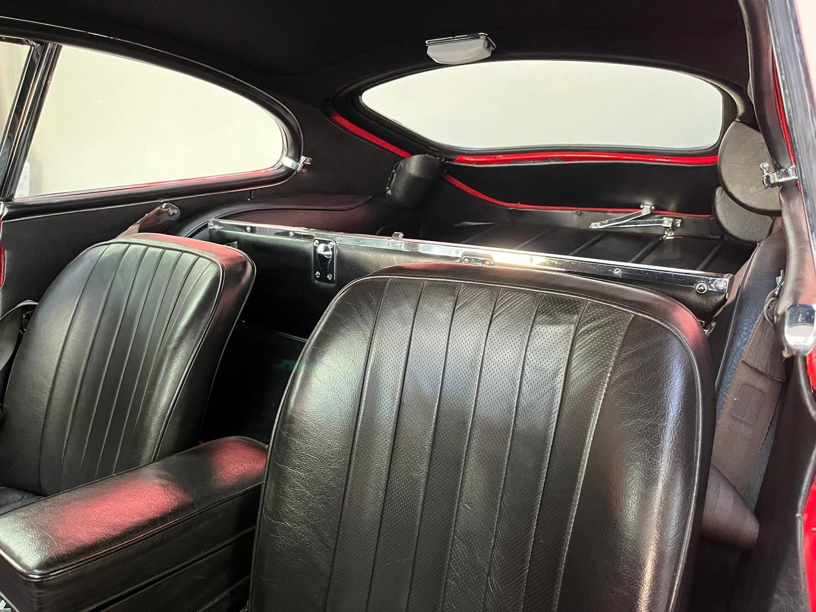 Fahrzeugabbildung Jaguar E-Type 4.2 Coupe Serie 1.5 6-Zylinder