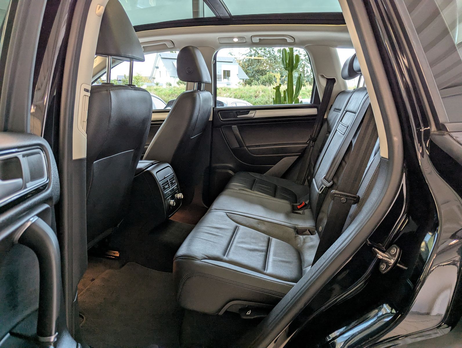 VW Touareg V6 TDI Terrain 4M StHz. Luft Pano AHK - Image 14