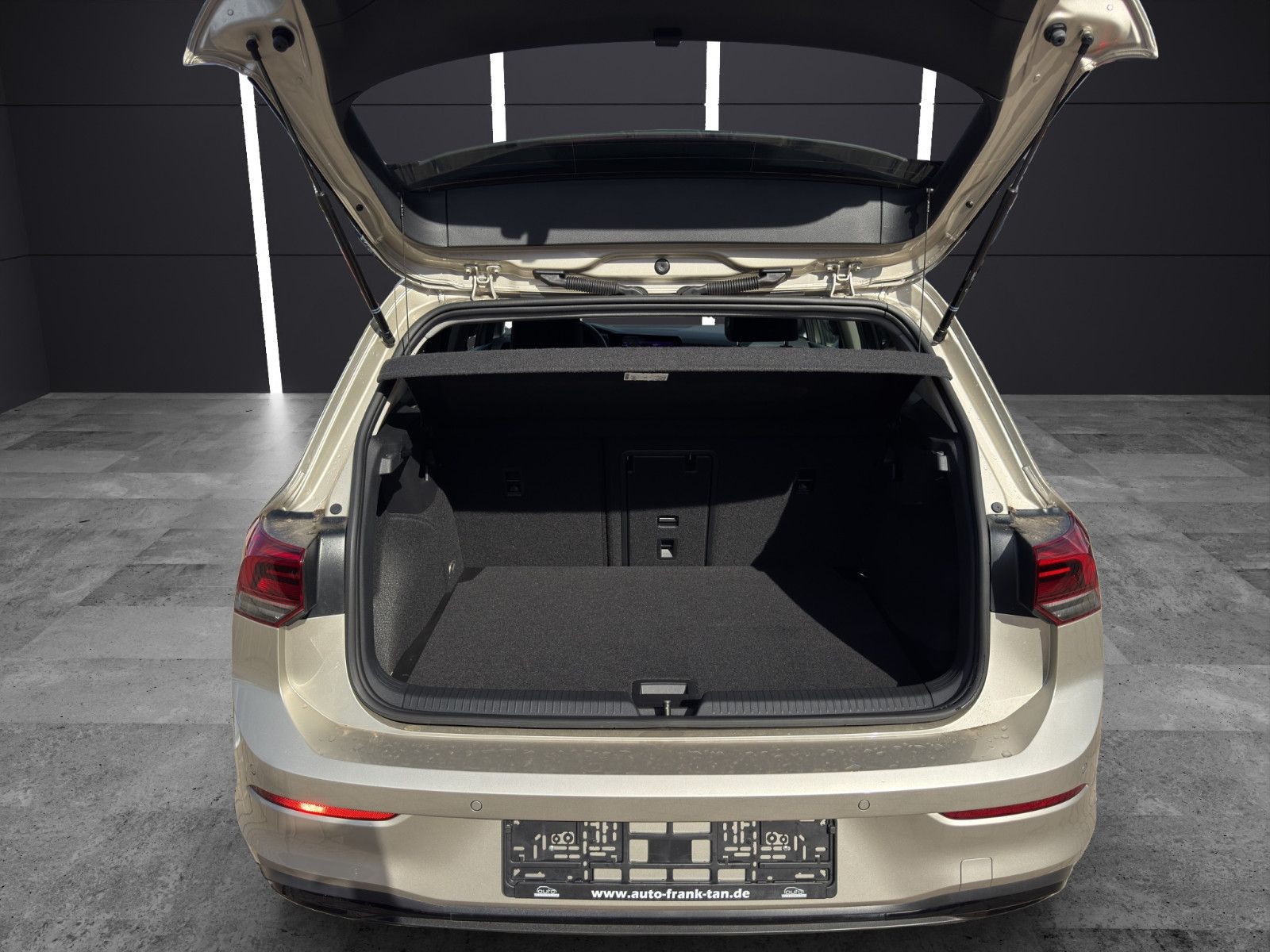 Fahrzeugabbildung Volkswagen Golf VIII 1.5 eTSI ACC/Apple/Ambiente/Keyless