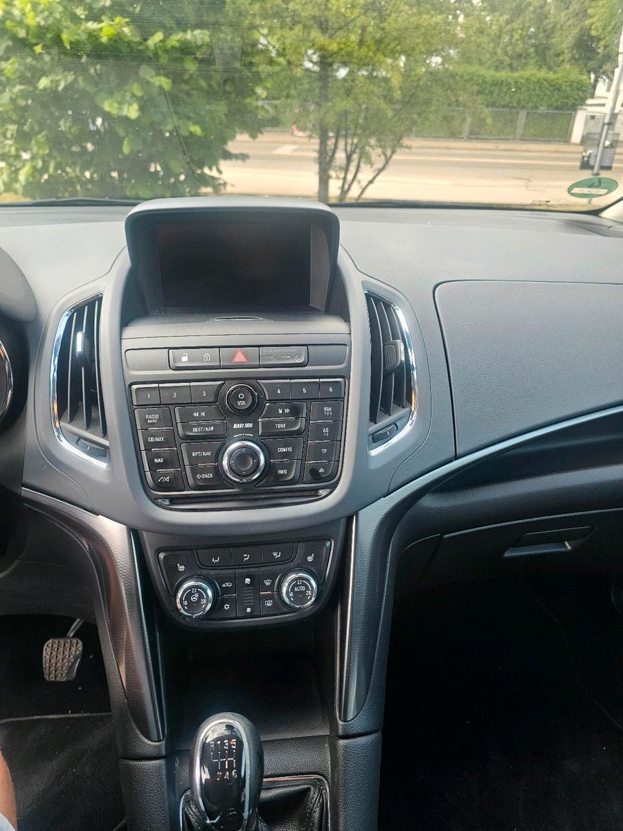 Opel Zafira 2012 — interior