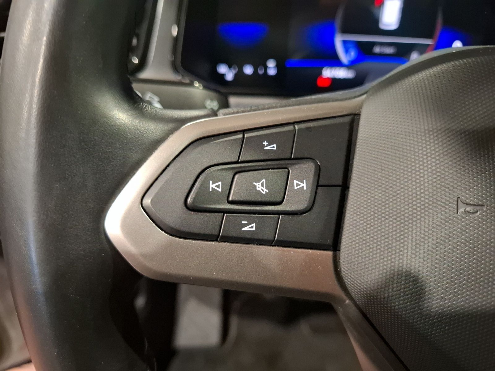 Fahrzeugabbildung Volkswagen T-Roc TSI Life STH LED Park-Assist SH LM