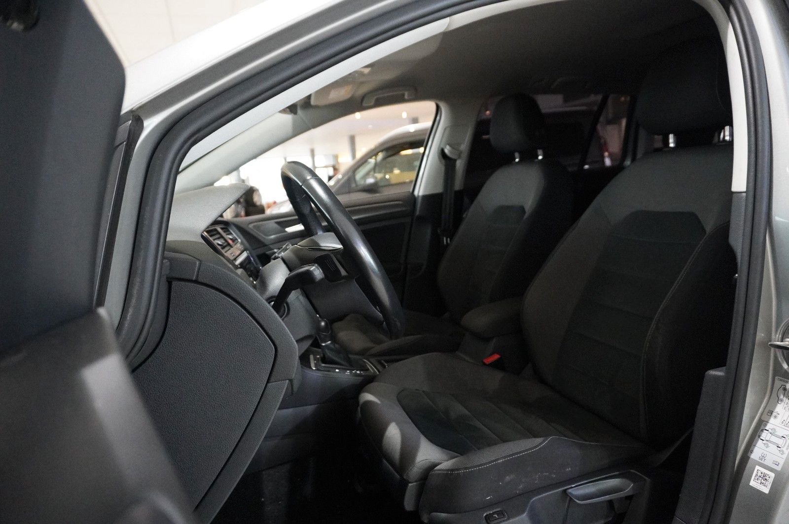 Fahrzeugabbildung Volkswagen Golf VII VARI. 1.6 TDI COMOFRT. DSG NAVI/LED/SHZ