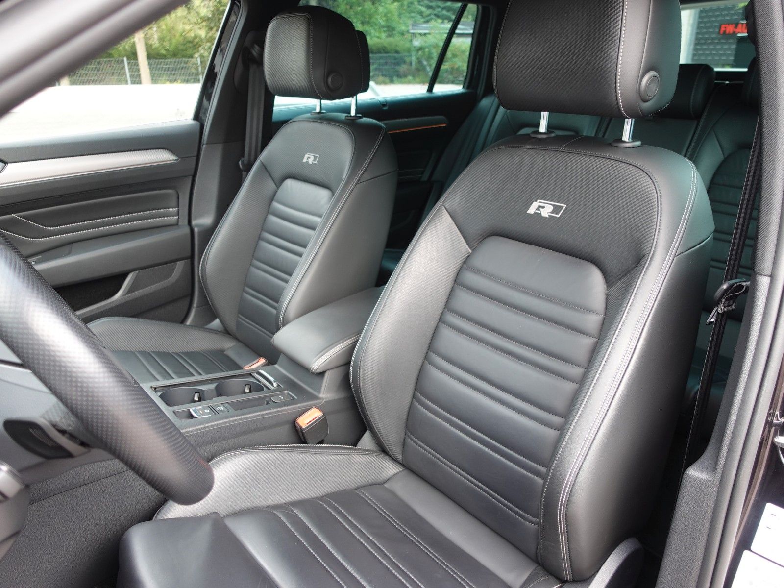 Fahrzeugabbildung Volkswagen Passat Variant 1.5 TSI OPF DSG R Line Pano/HarmK