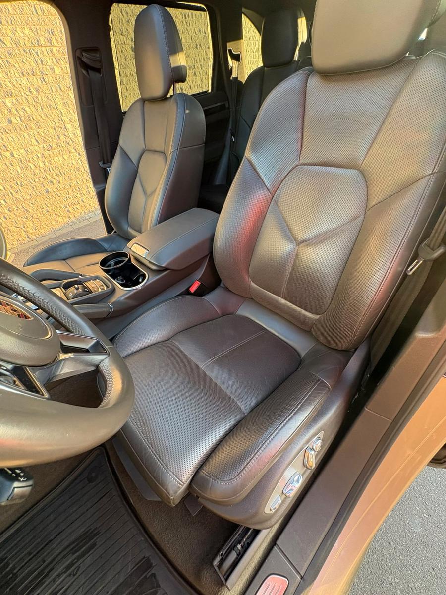 Porsche Cayenne - -