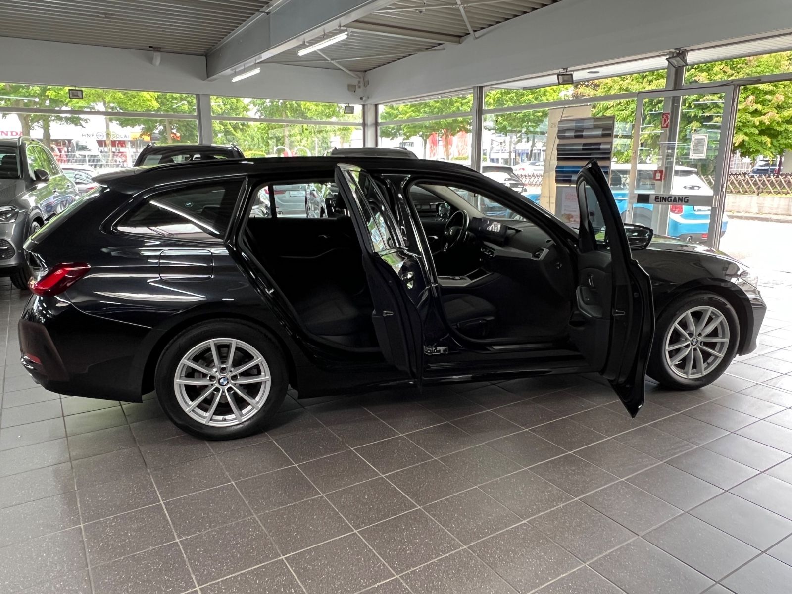 BMW 318d Touring Facelift+Keyless+Hifi+KurvenDISPLAY foto 8