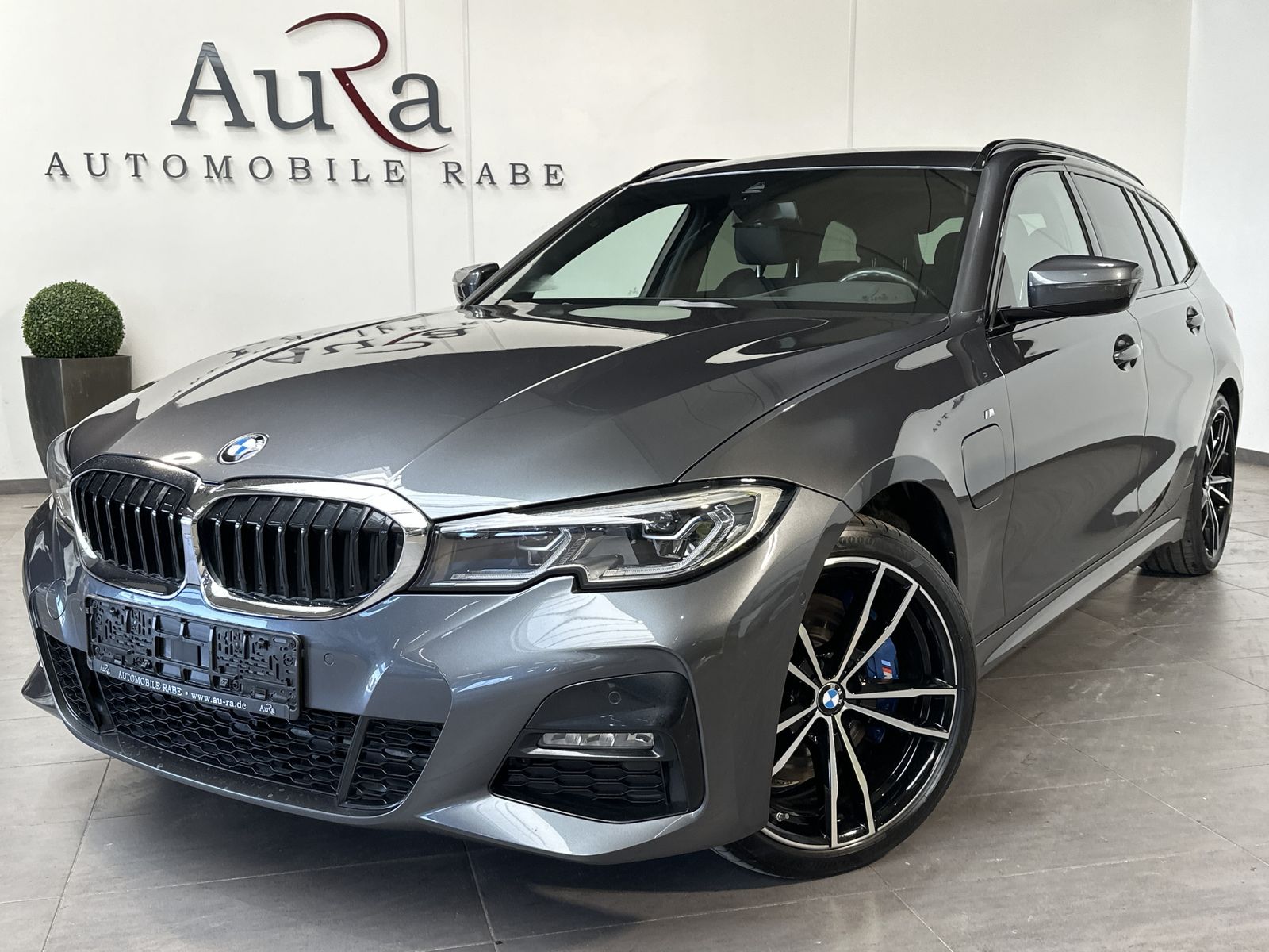 Fahrzeugabbildung BMW 330e Touring M-Sport NAV+LASER+KAM+19ZO+H&K+1HD